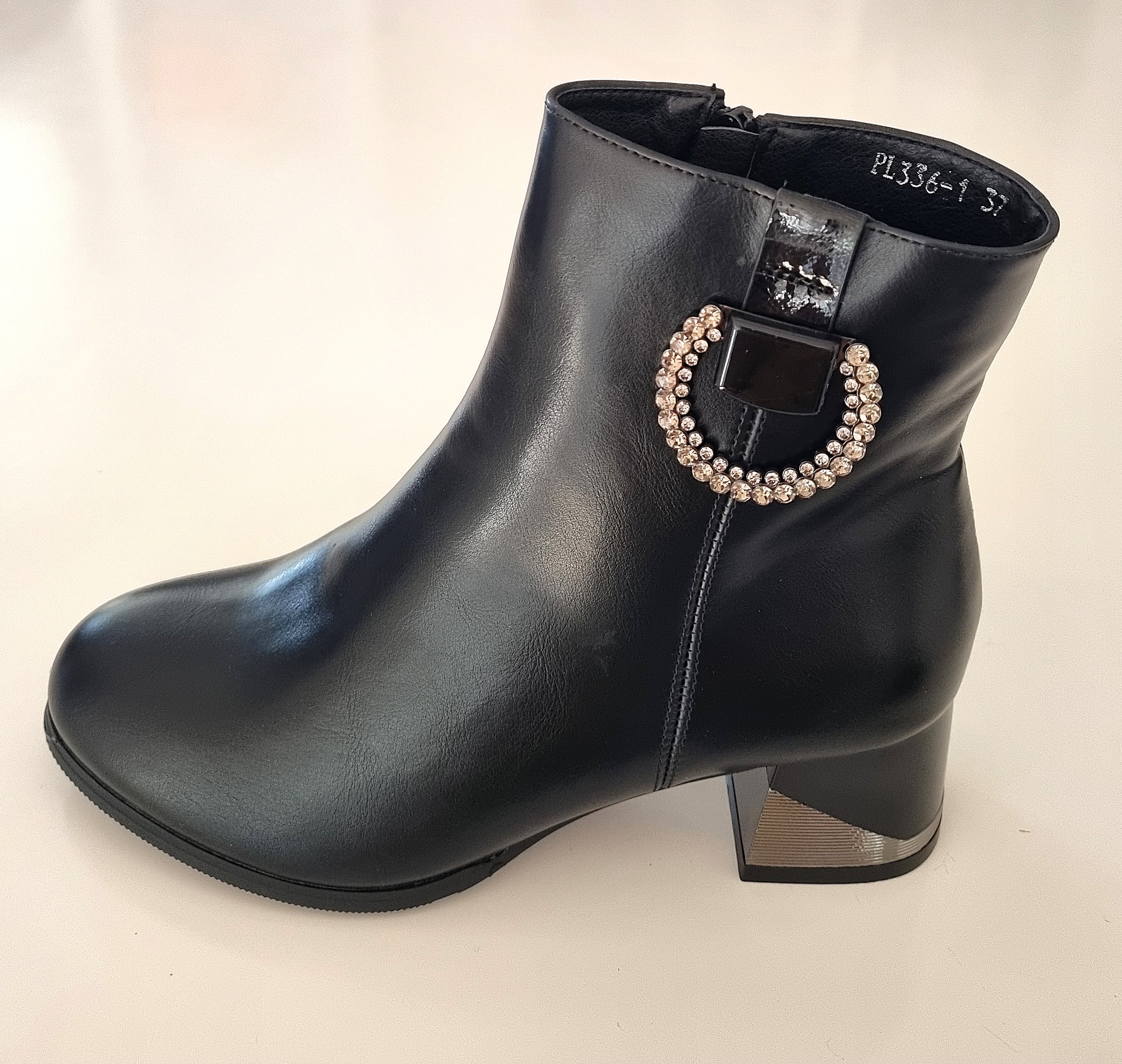 Moteriški juodi aulinukai