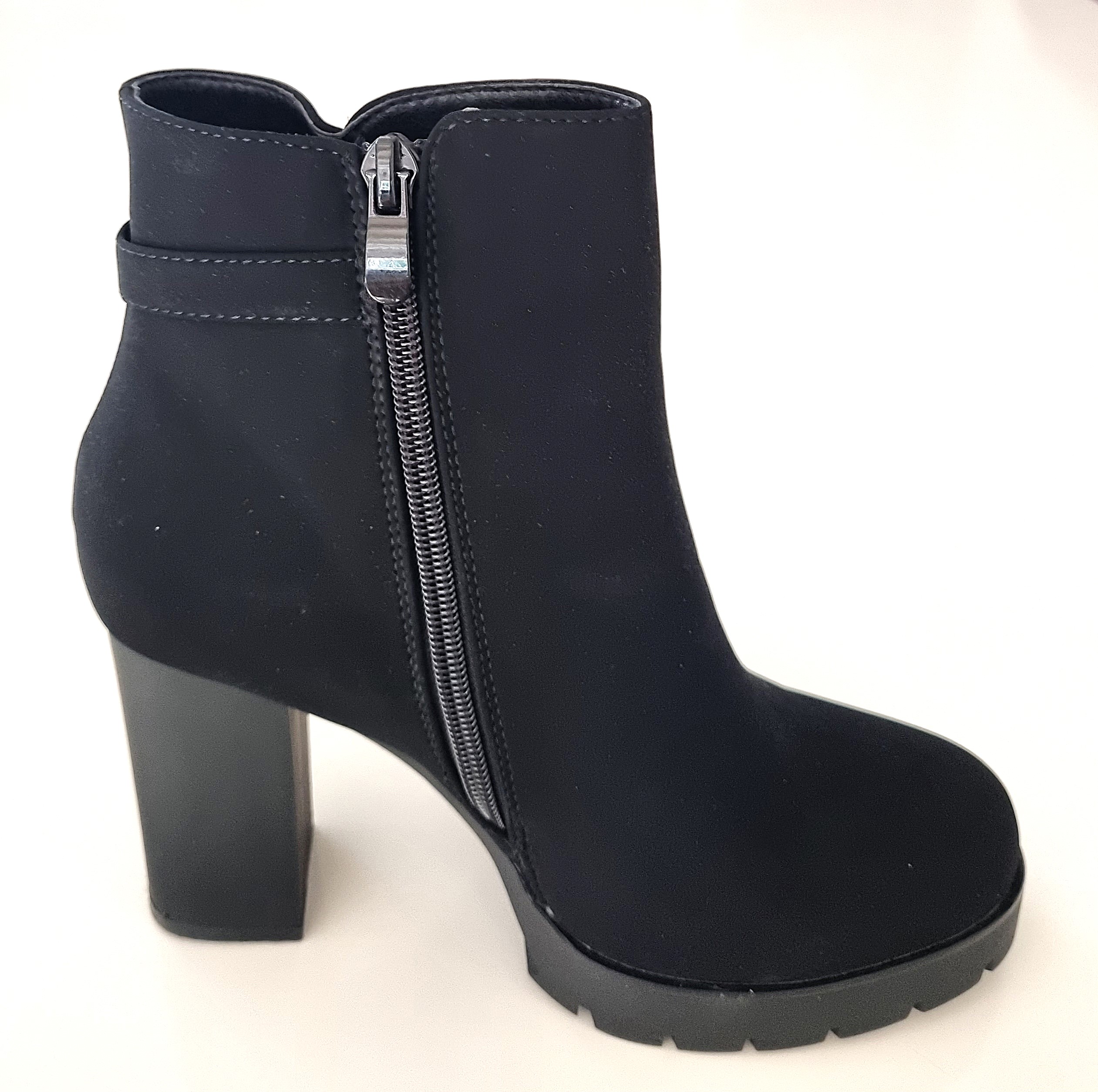 Moteriški juodi aulinukai