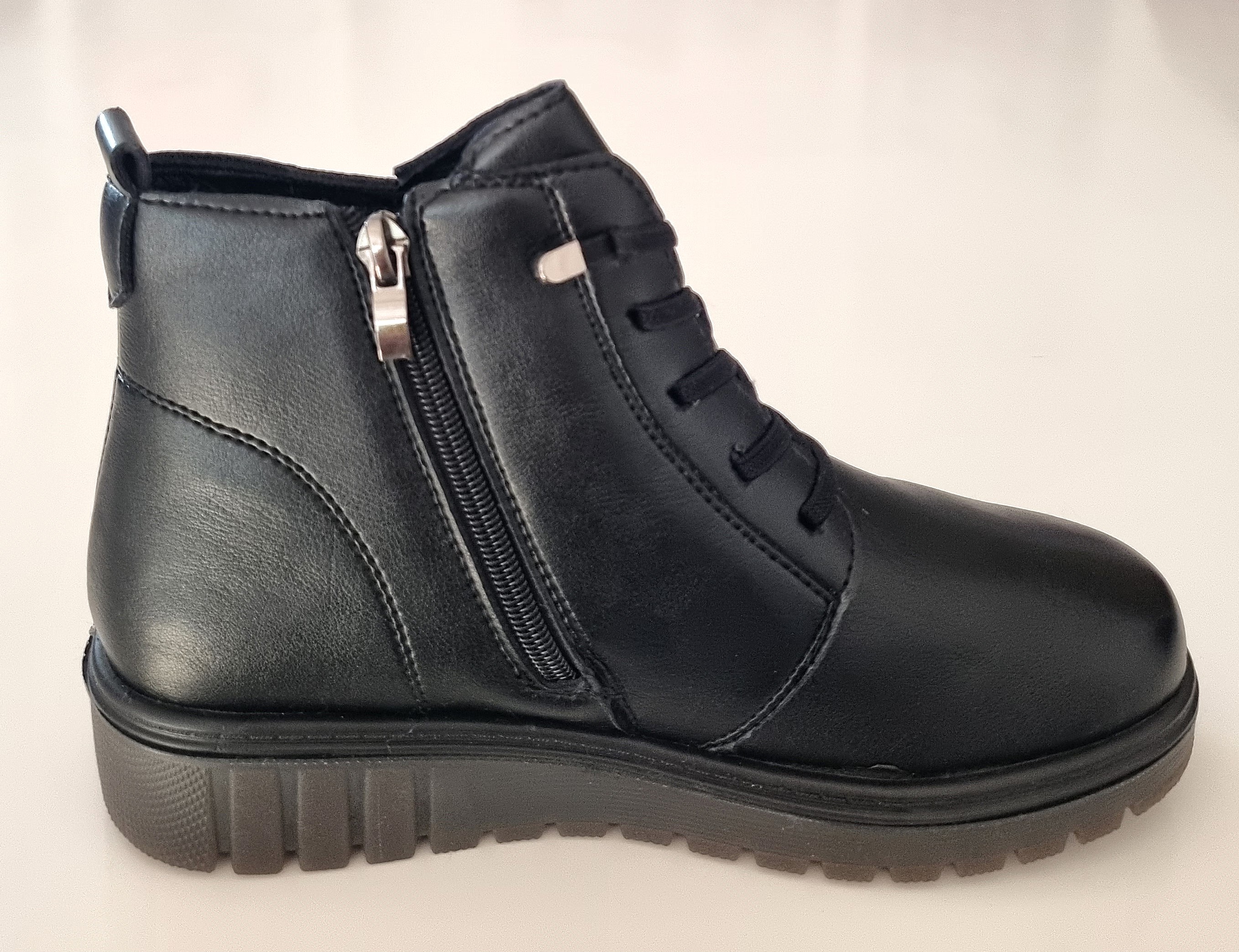 Moteriški juodi aulinukai