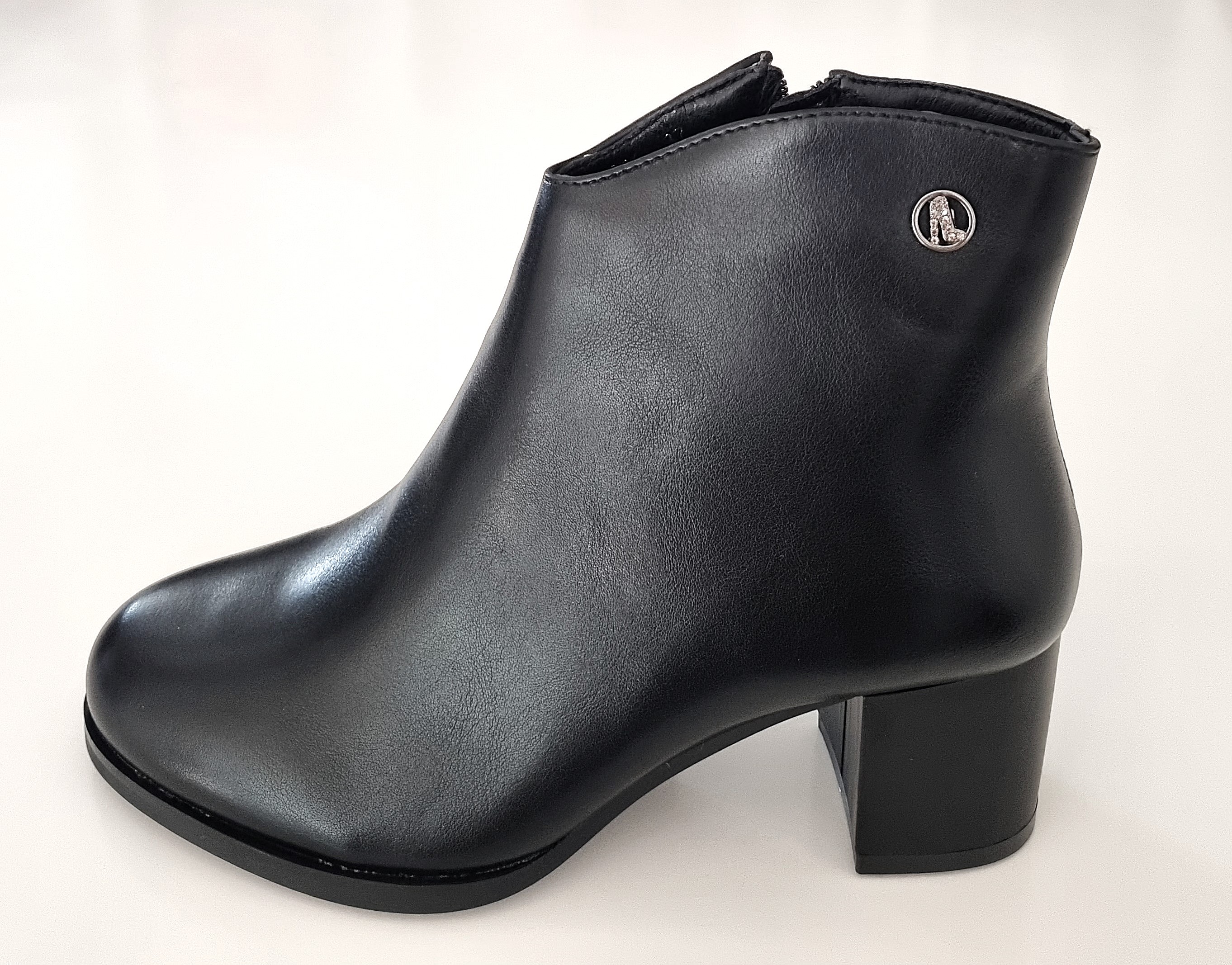 Moteriški juodi aulinukai su kulnu