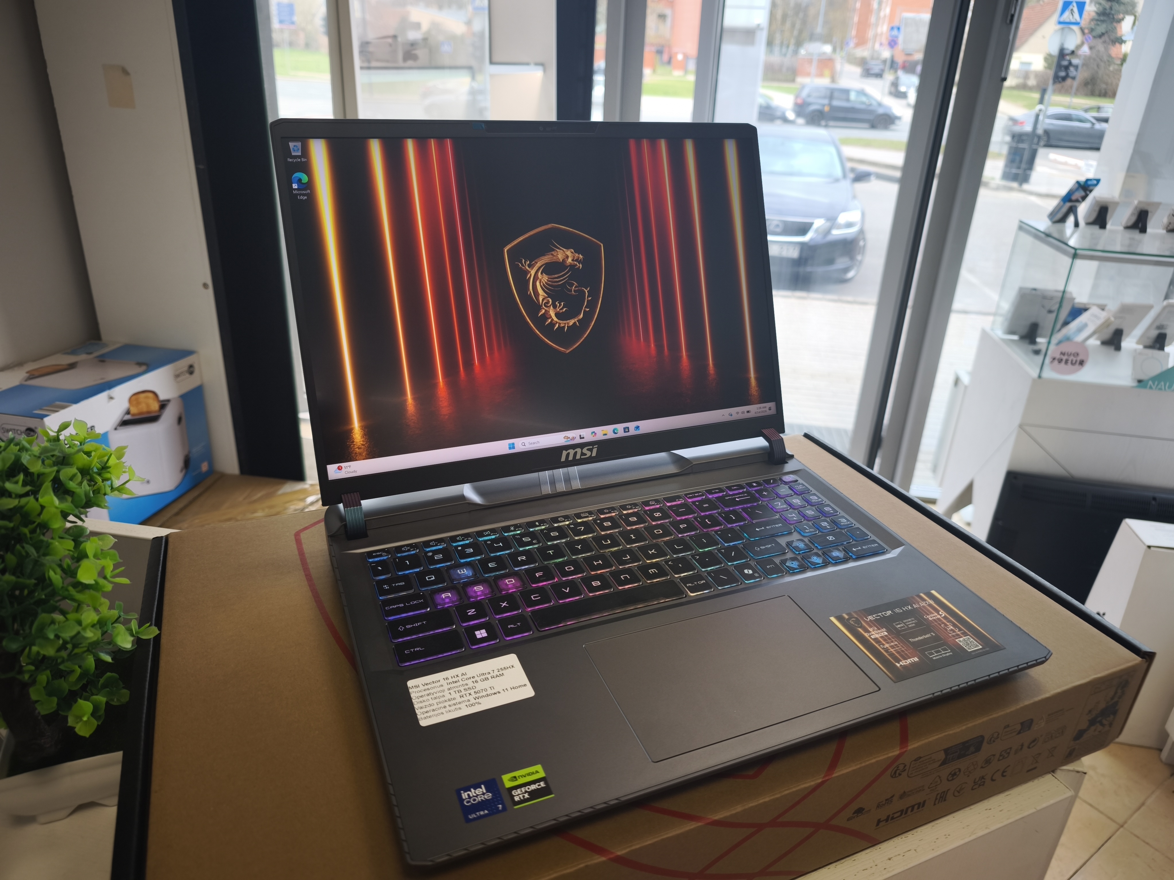 Msi Vector 16 Rtx 5070ti / Intel Ultra 7/ 1tb SSD su Garantija