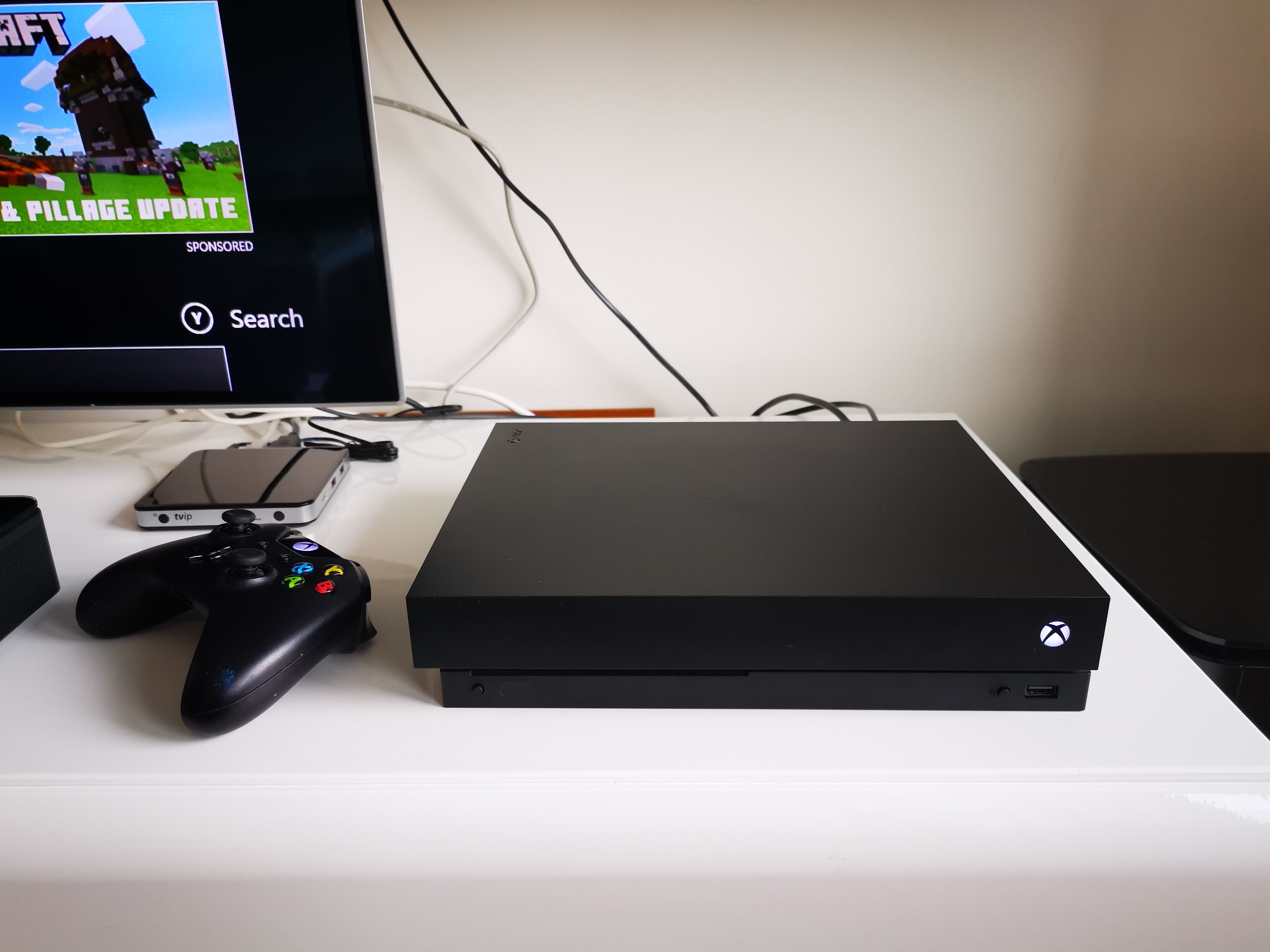 Xbox One X žaidimų konsolė