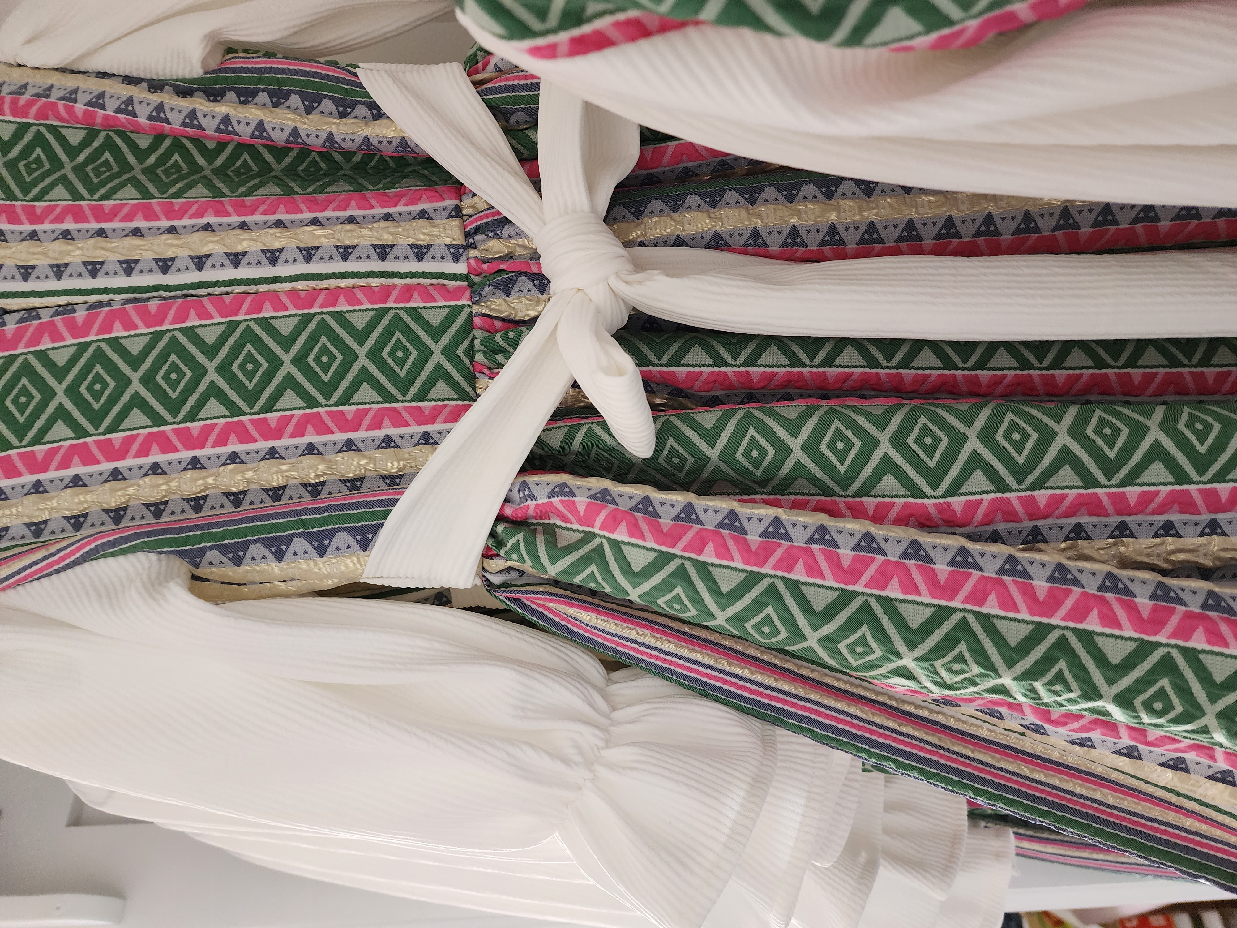 الفستان الفخم بأكمام بيضاء