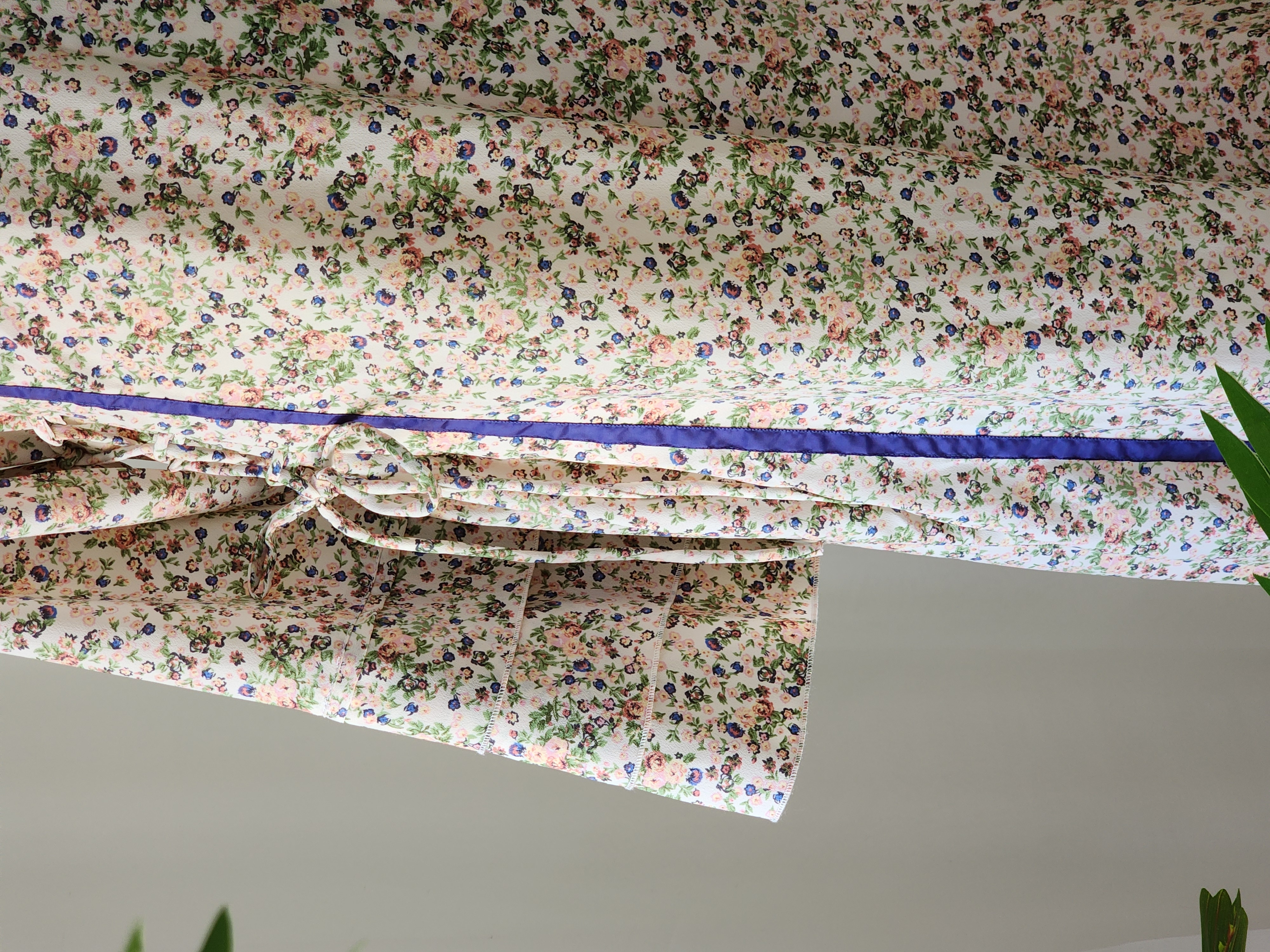 جلابية ورد صغير مع خطوط زرقاء