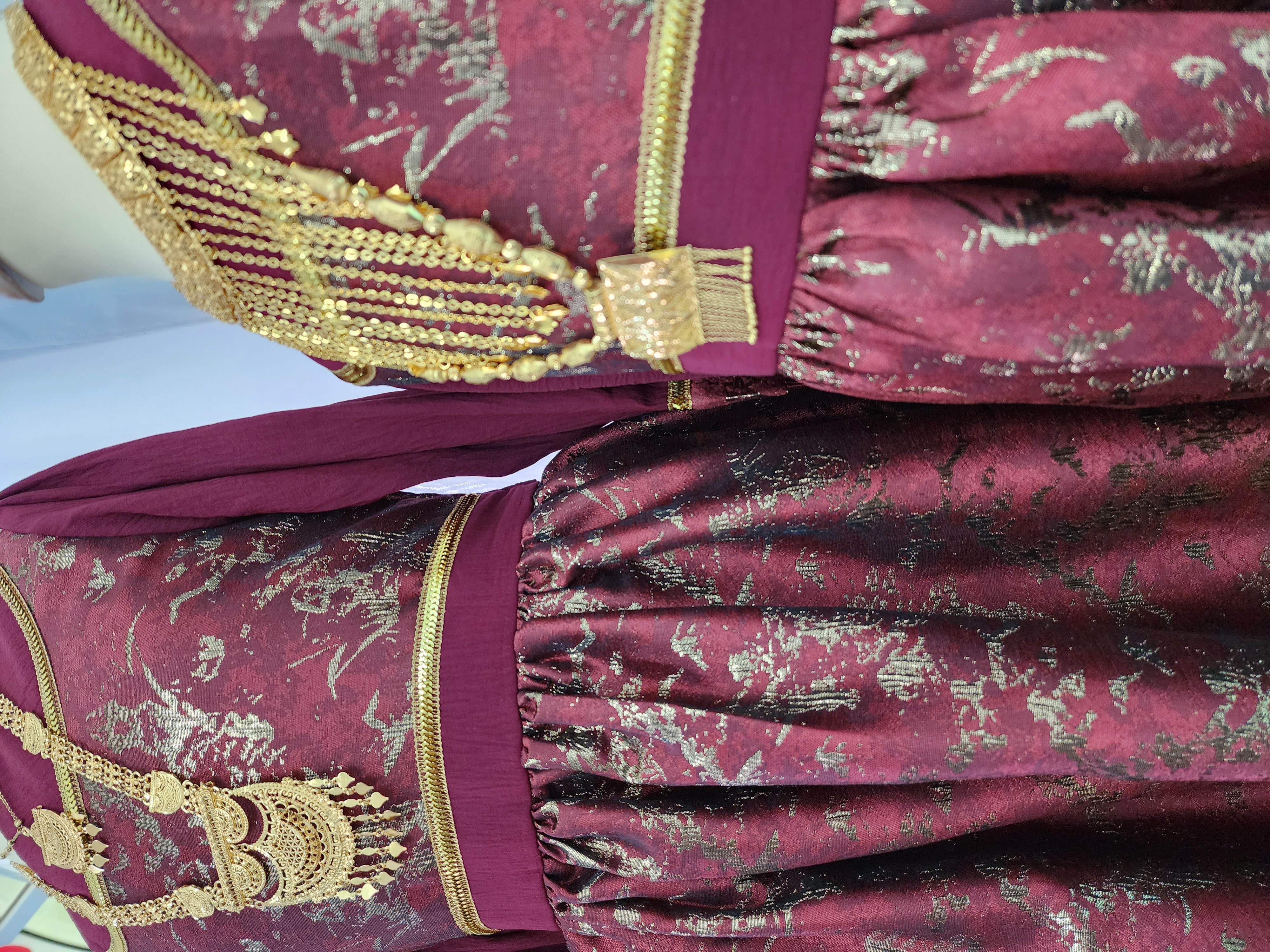 فستان ماروني مميز