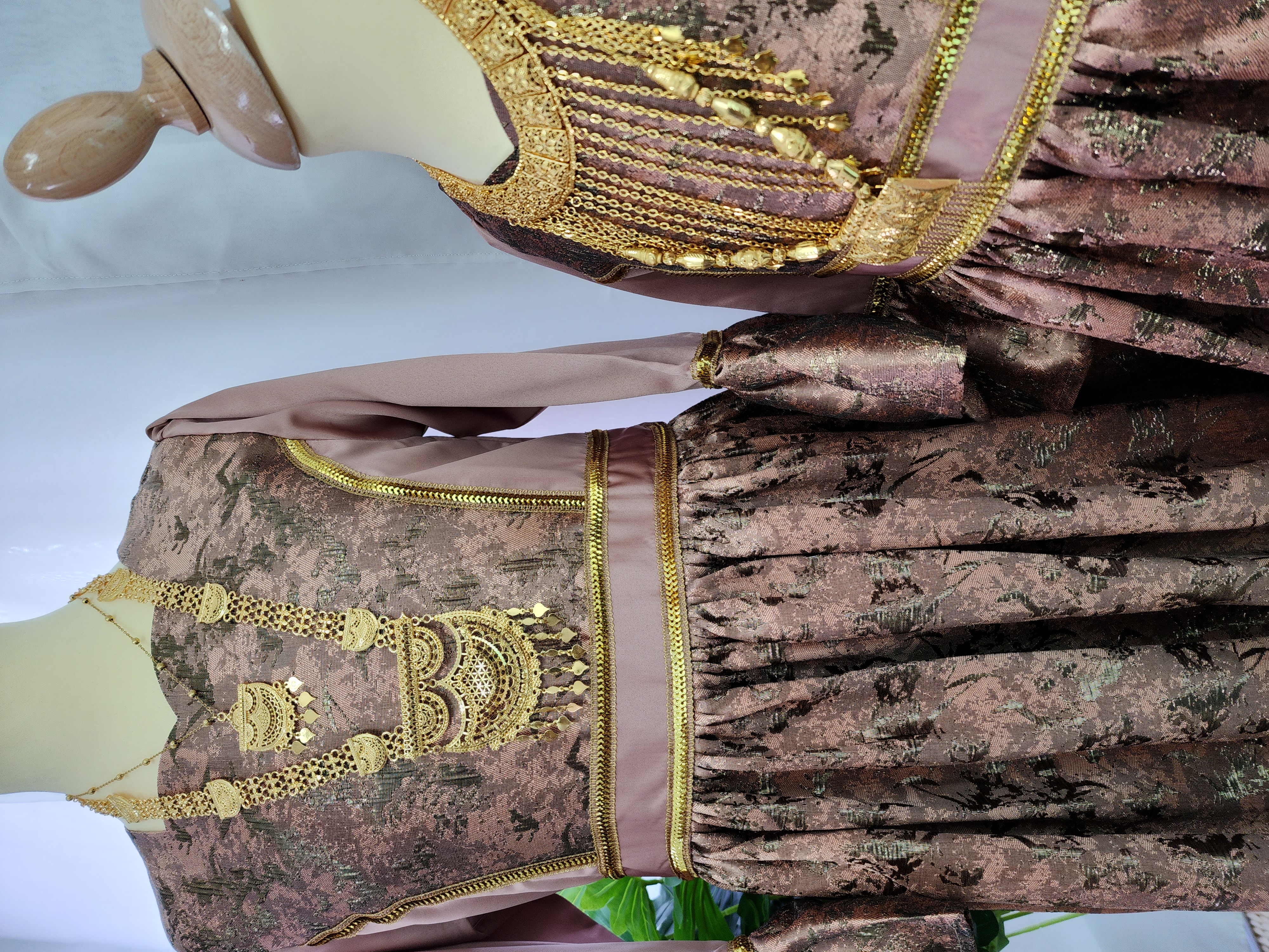 فستان نود رقيق وفخم