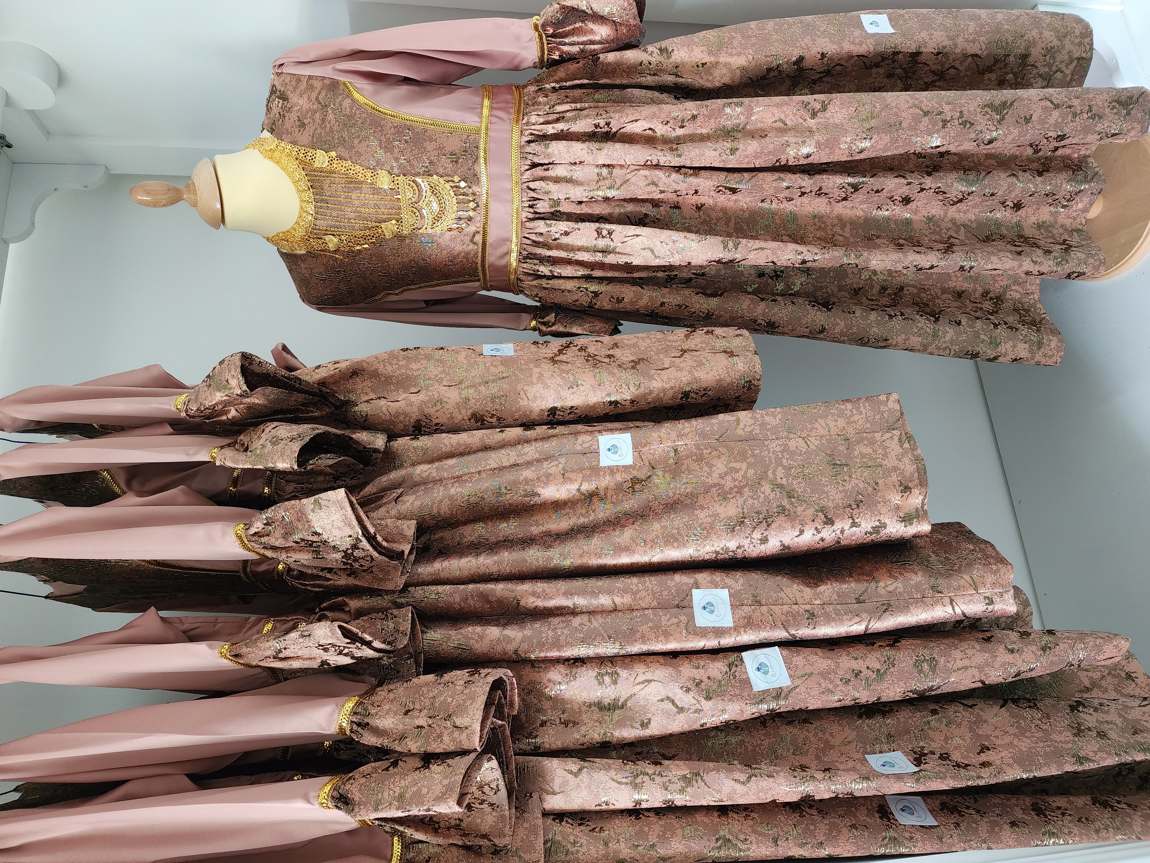 فستان نود رقيق وفخم