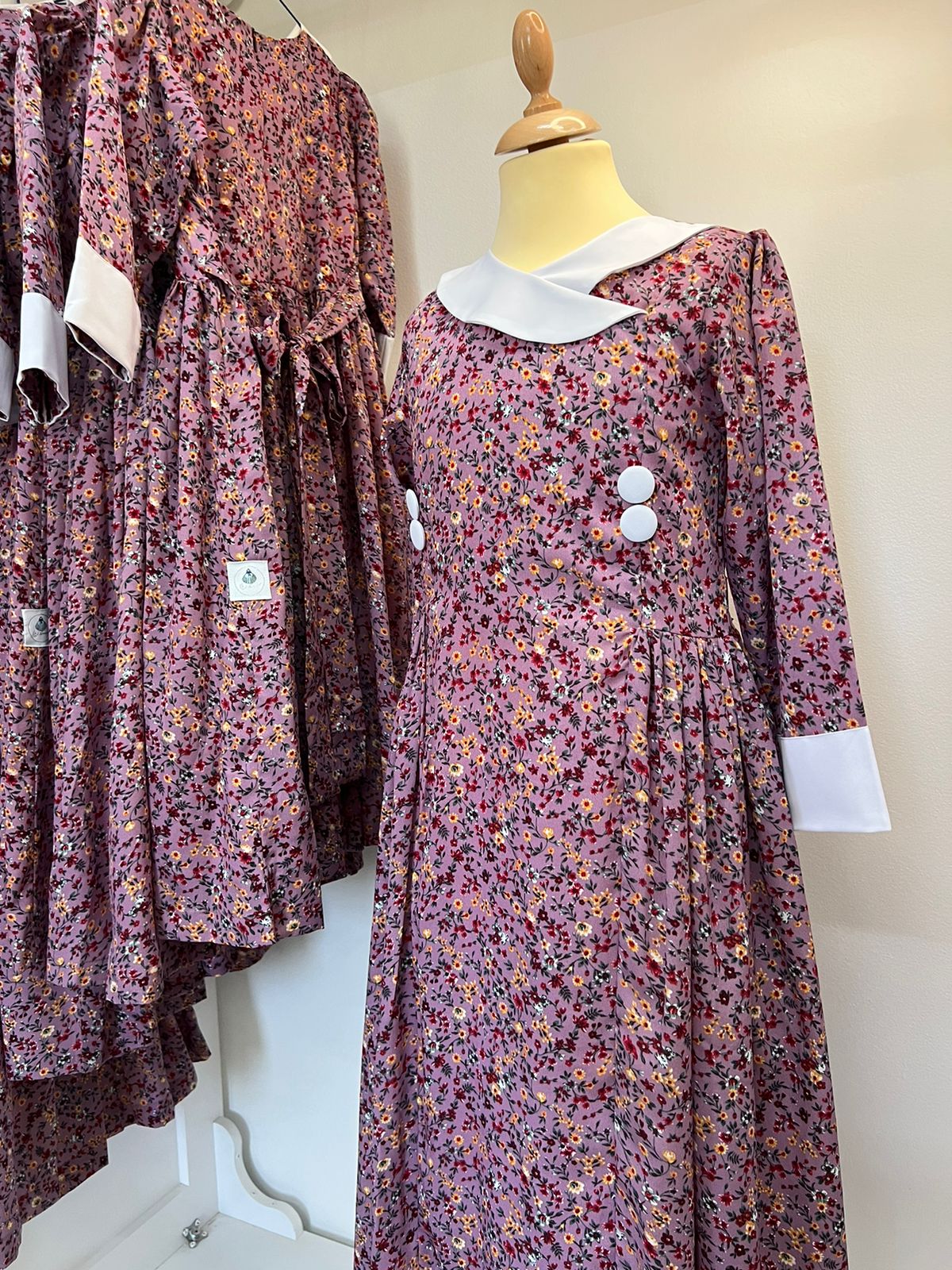 جلابية بنفسجية بياقة بيضاء