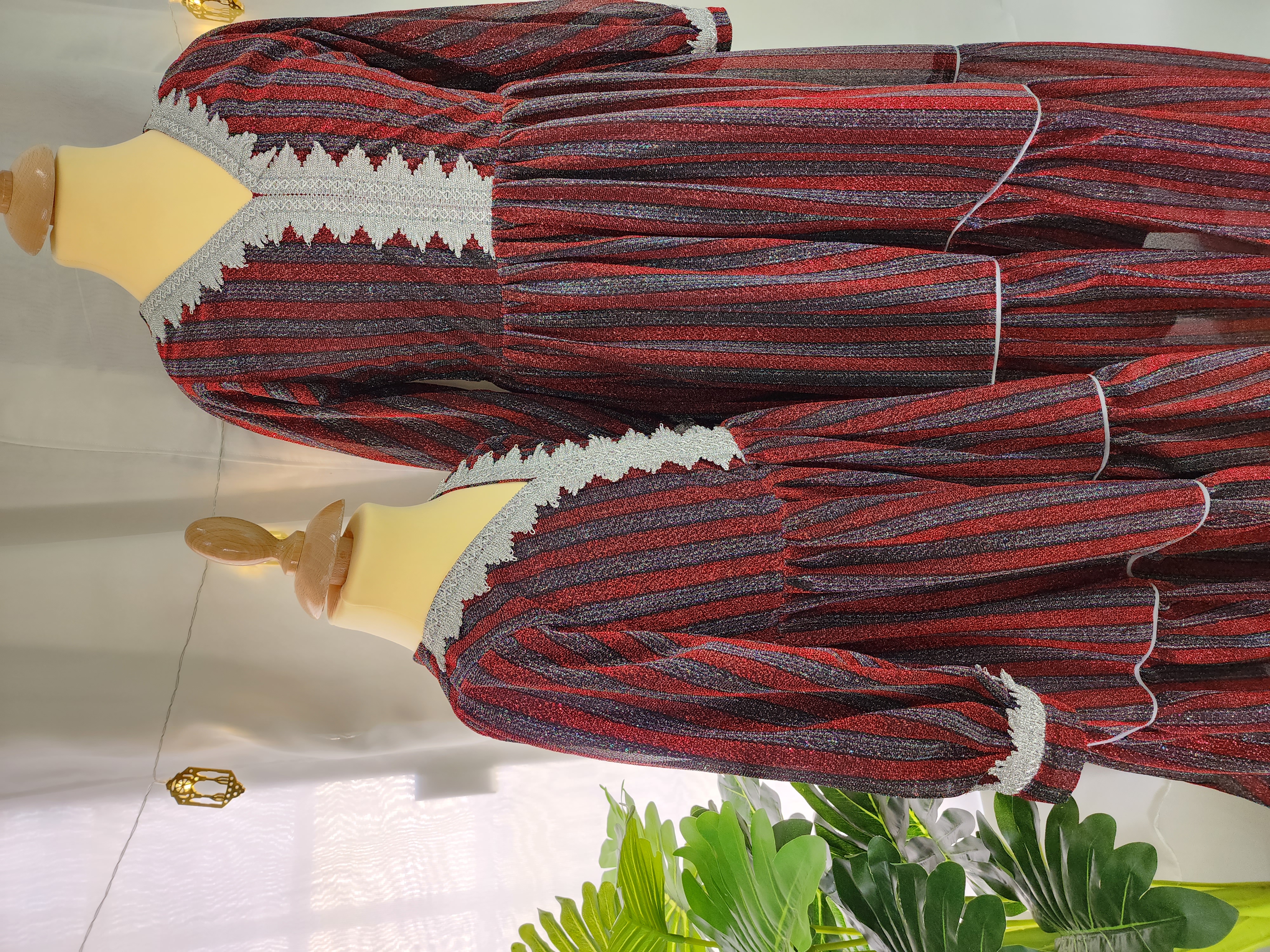 فستان أحمر مخطط