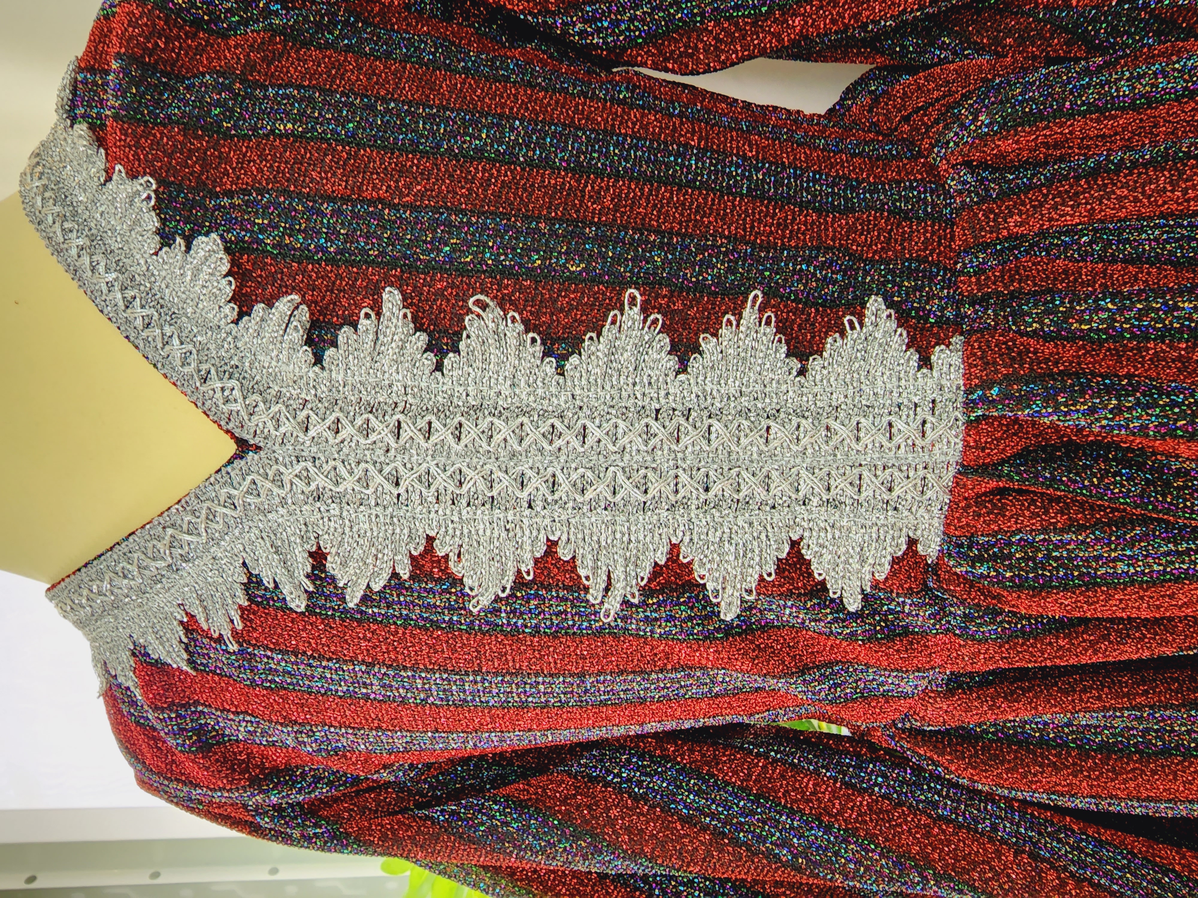 فستان أحمر مخطط