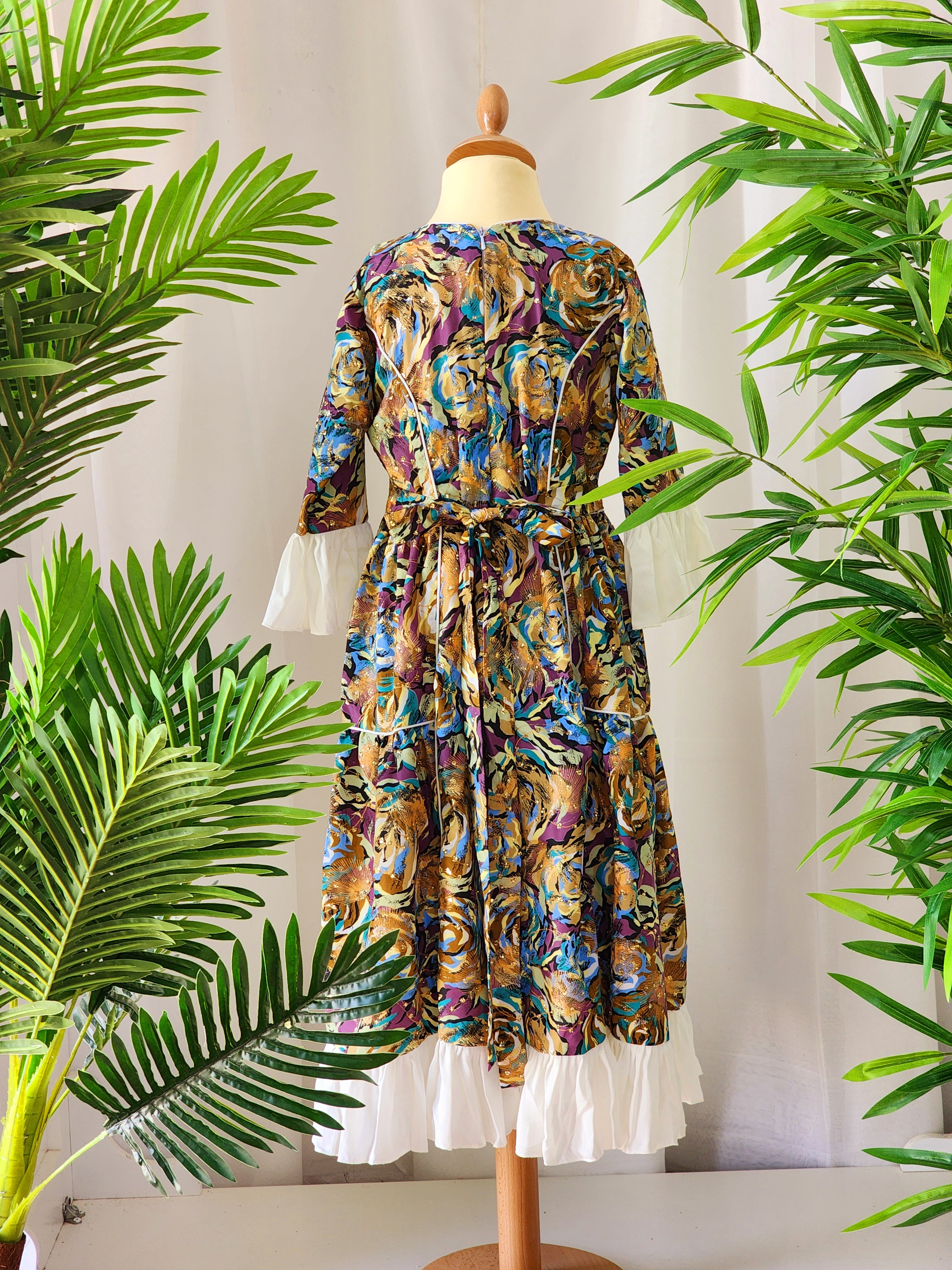 فستان فخم بقماش هندي عليه لمعة زري ٢