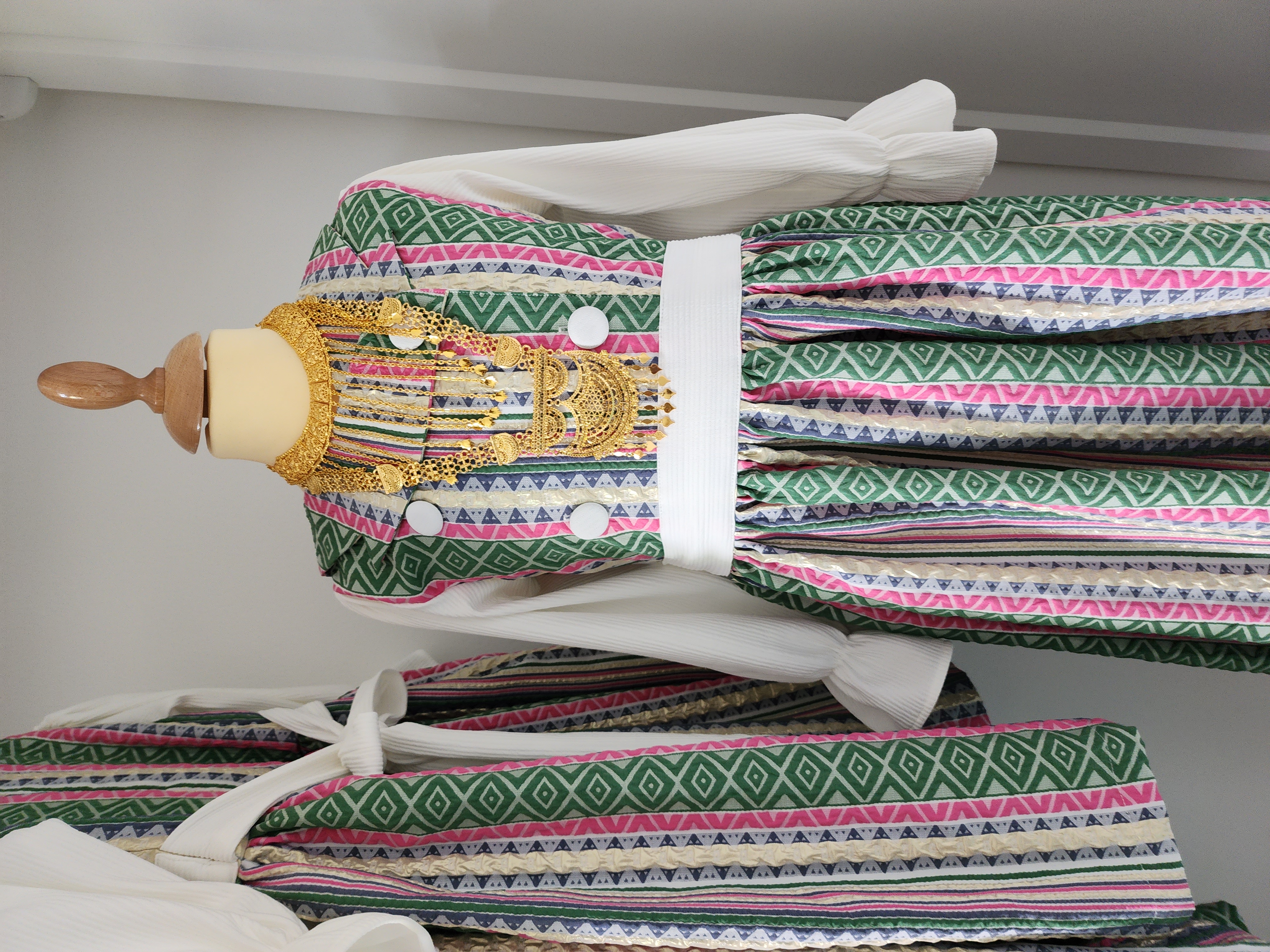 الفستان الفخم بأكمام بيضاء