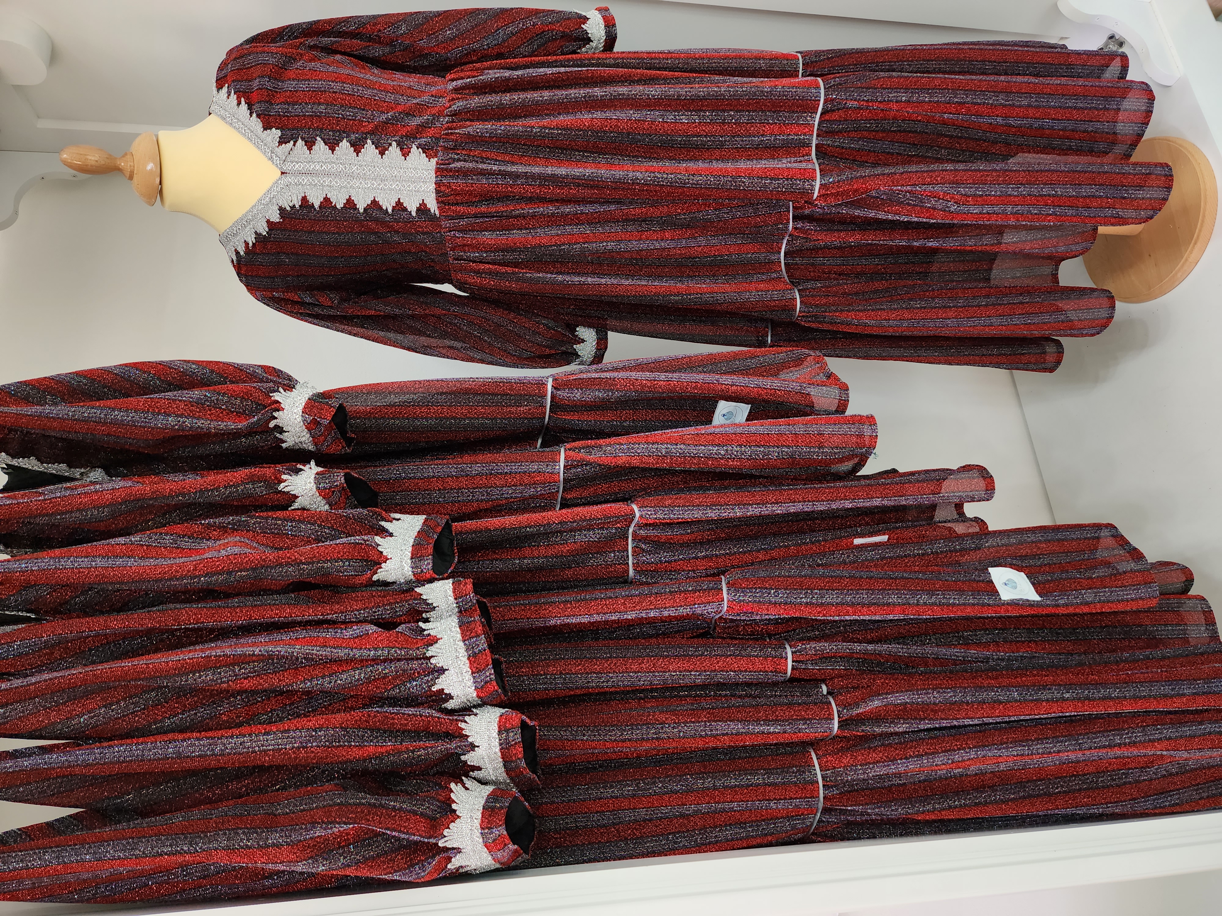 فستان أحمر مخطط