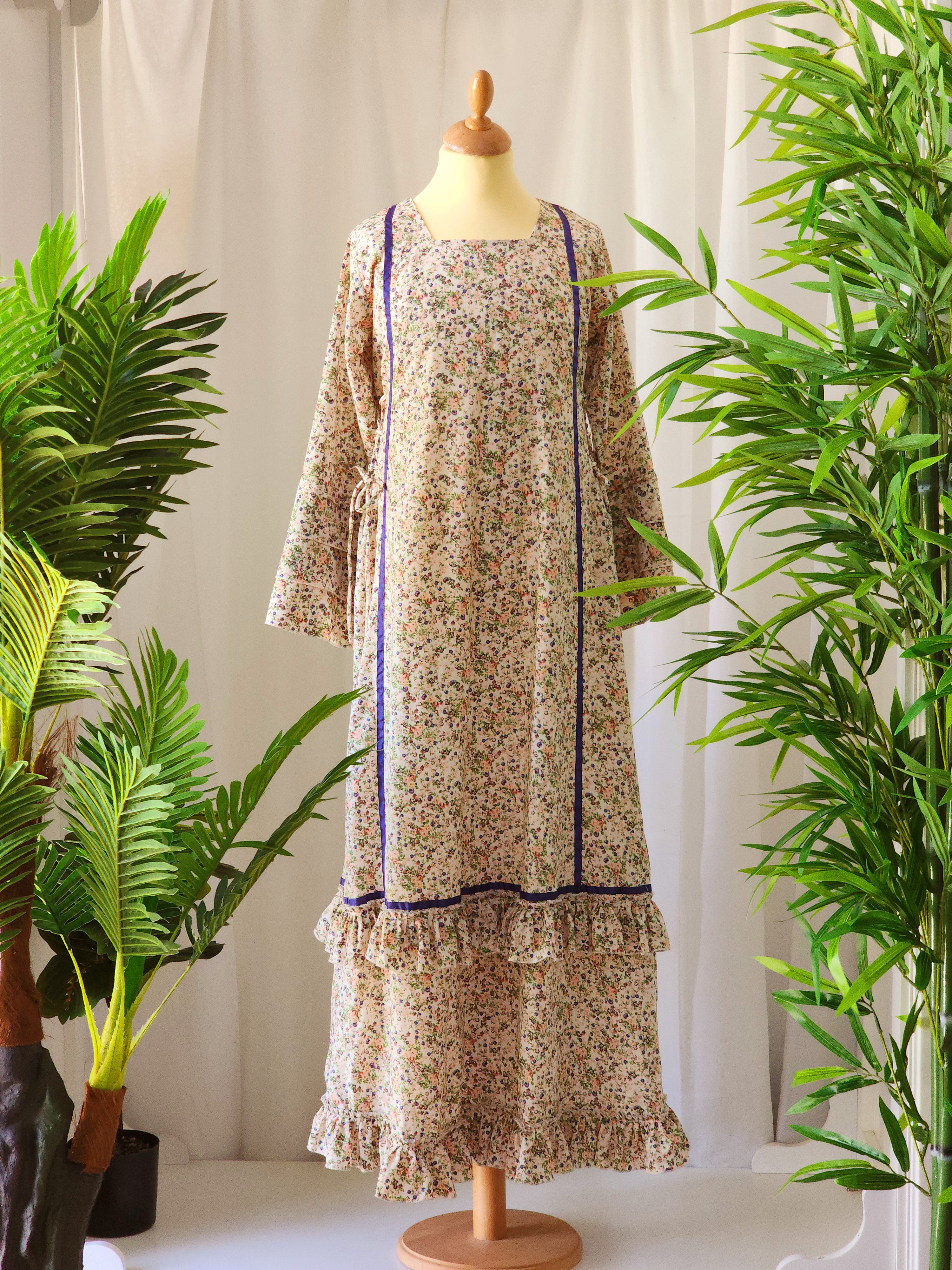 جلابية ورد صغير مع خطوط زرقاء