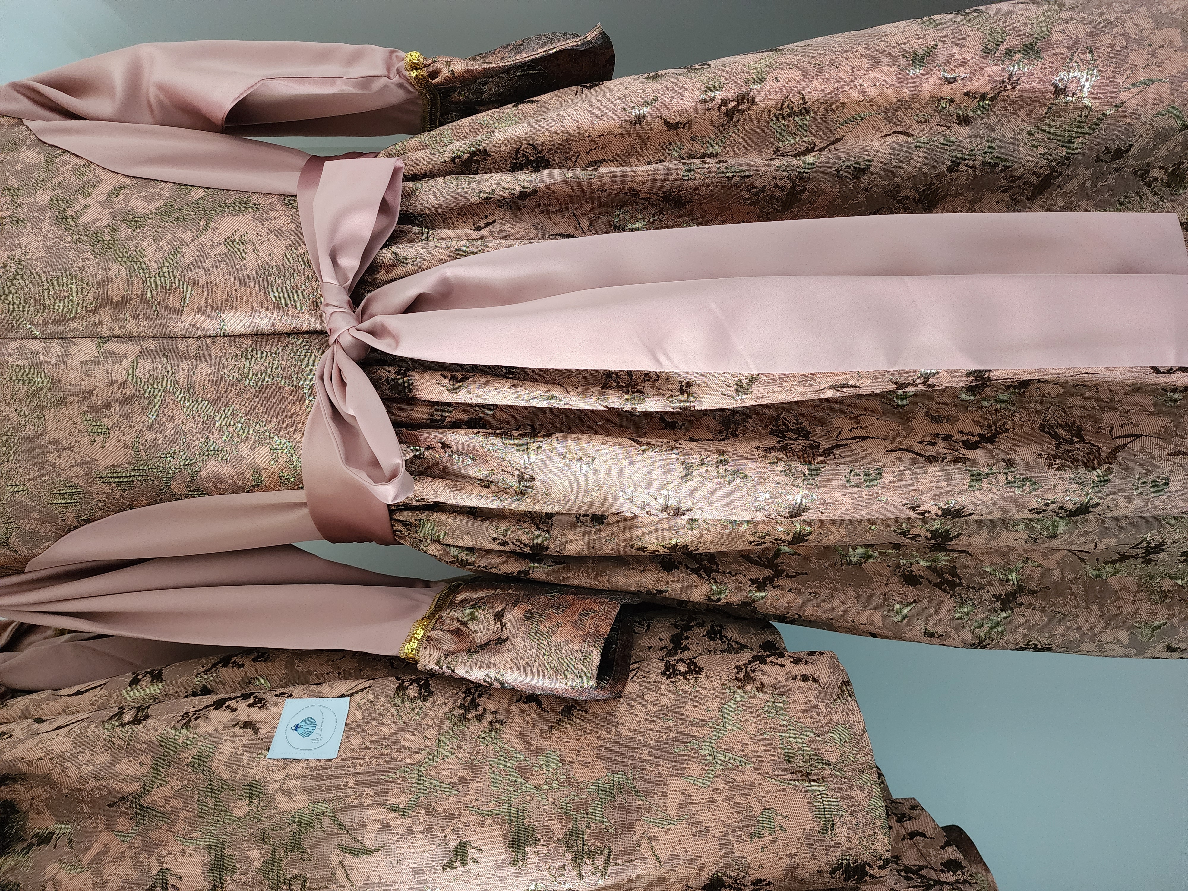 فستان نود رقيق وفخم