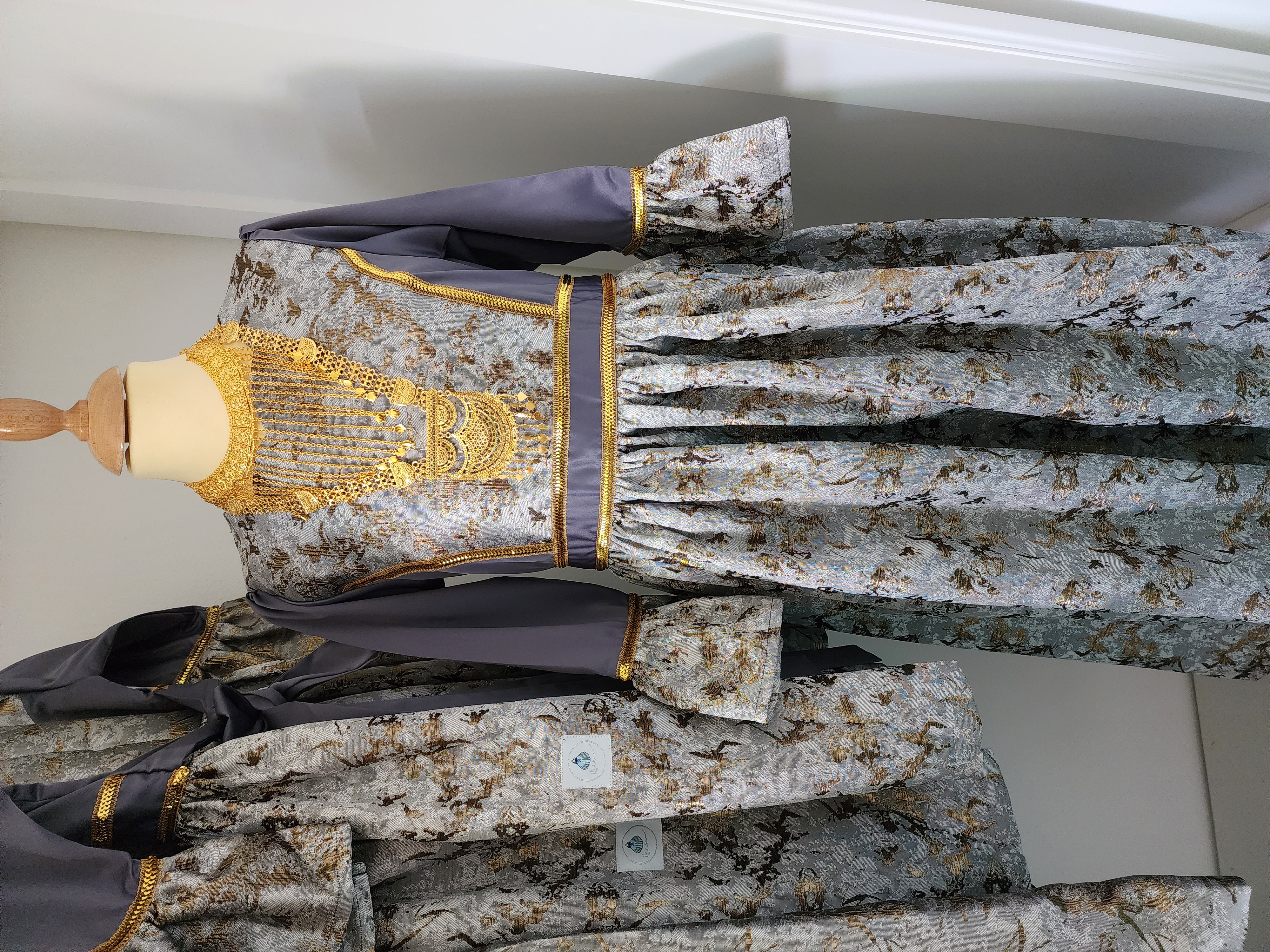 فستان رصاصي ناعم 