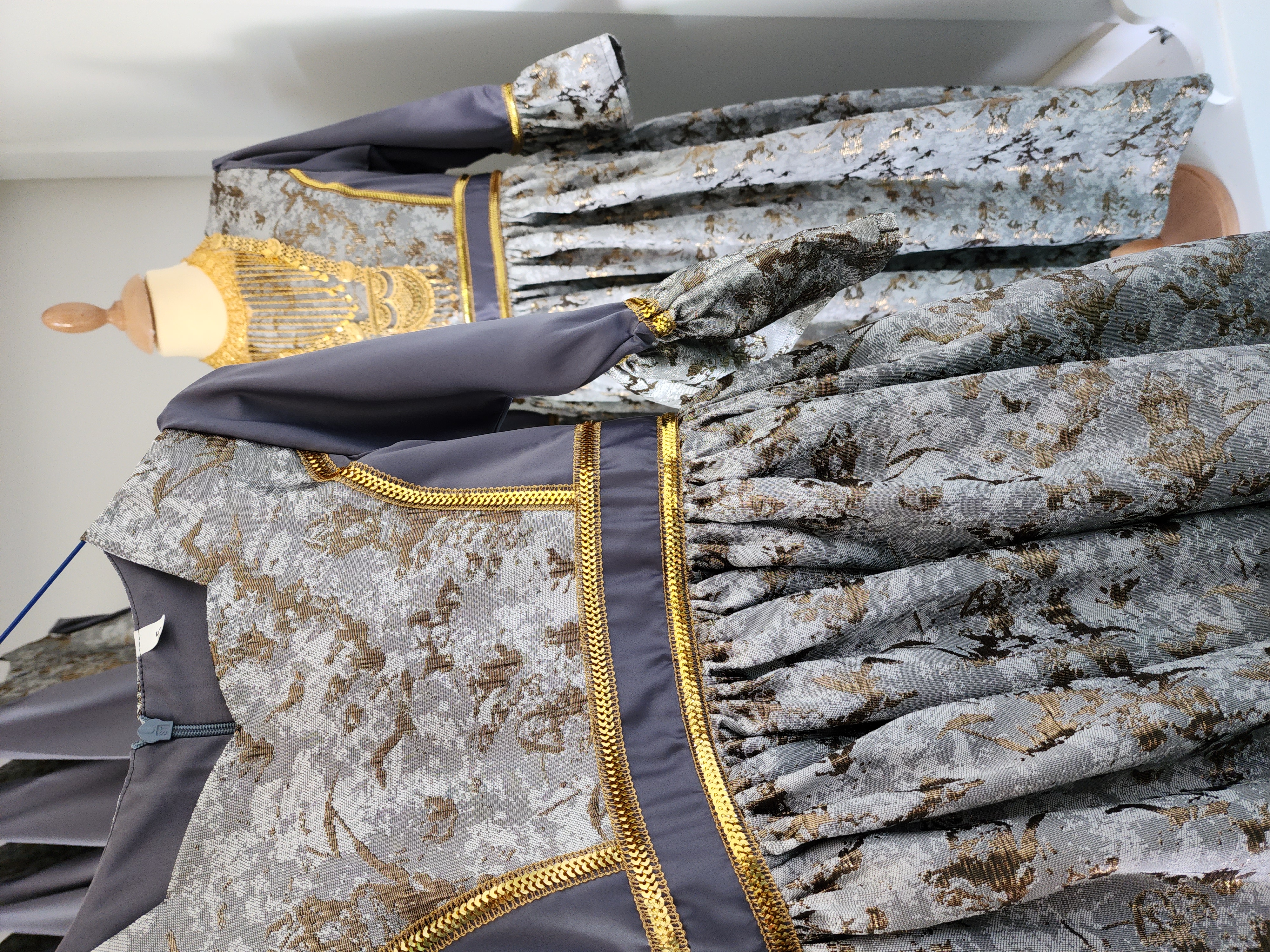 فستان رصاصي ناعم