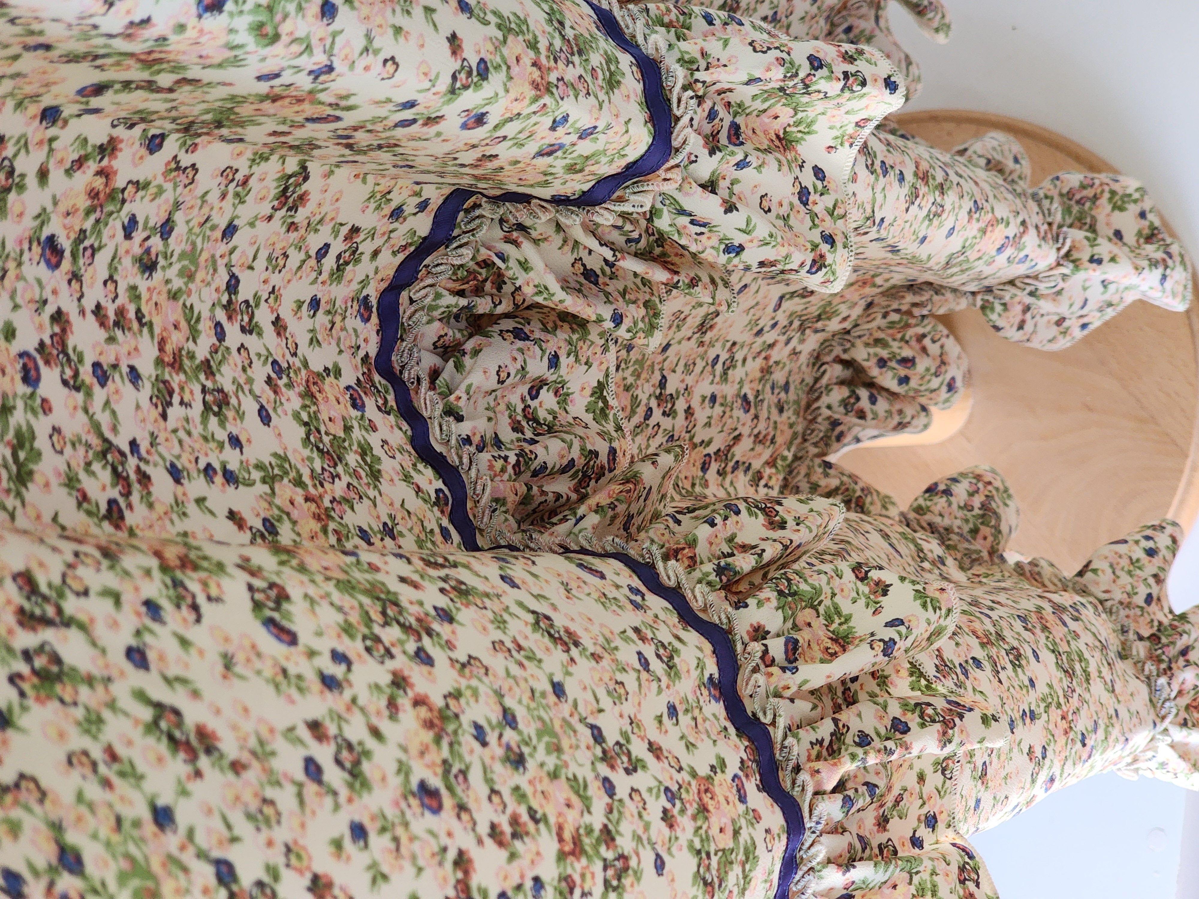 جلابية ورد صغير مع خطوط زرقاء