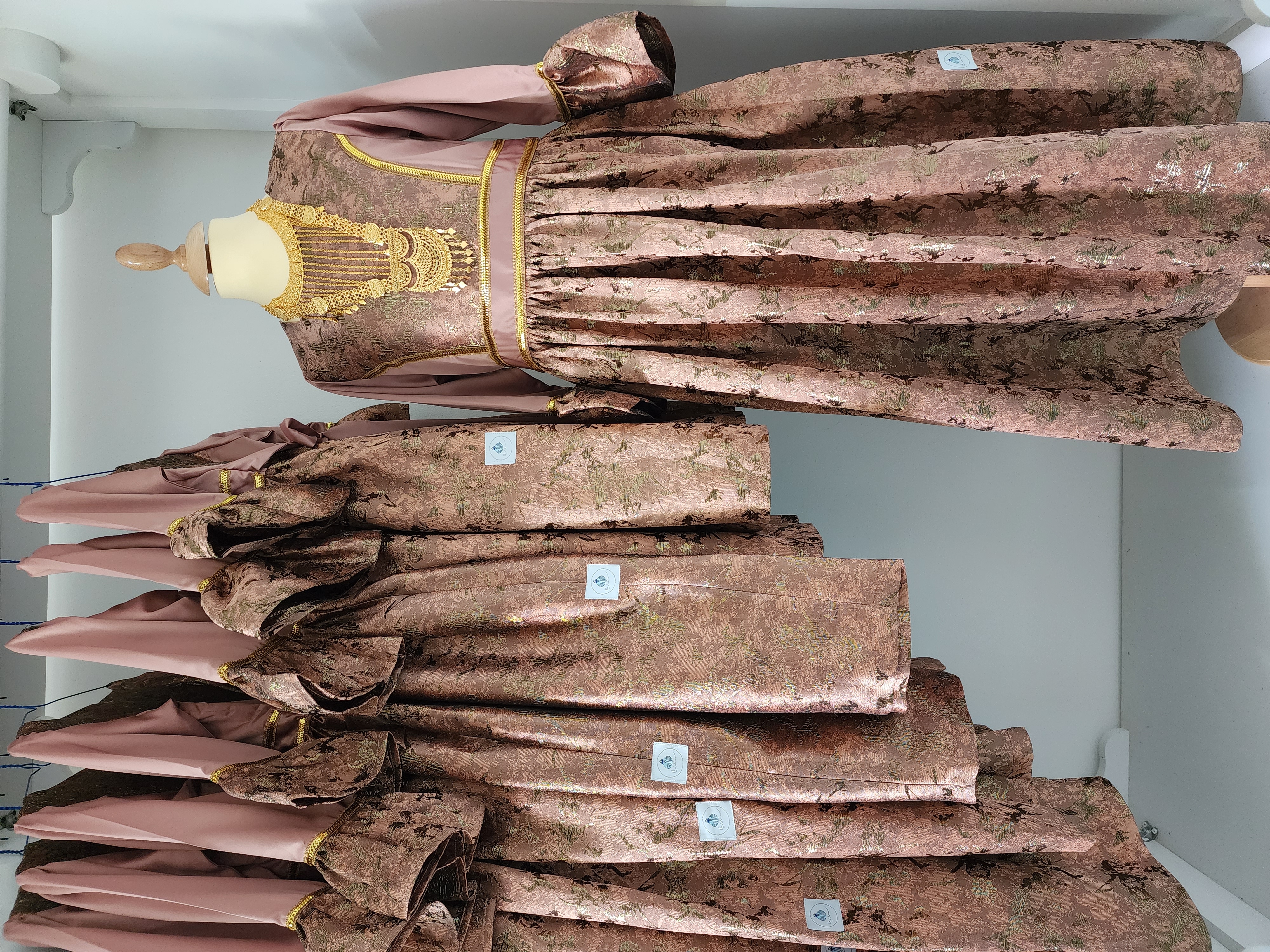 فستان نود رقيق وفخم