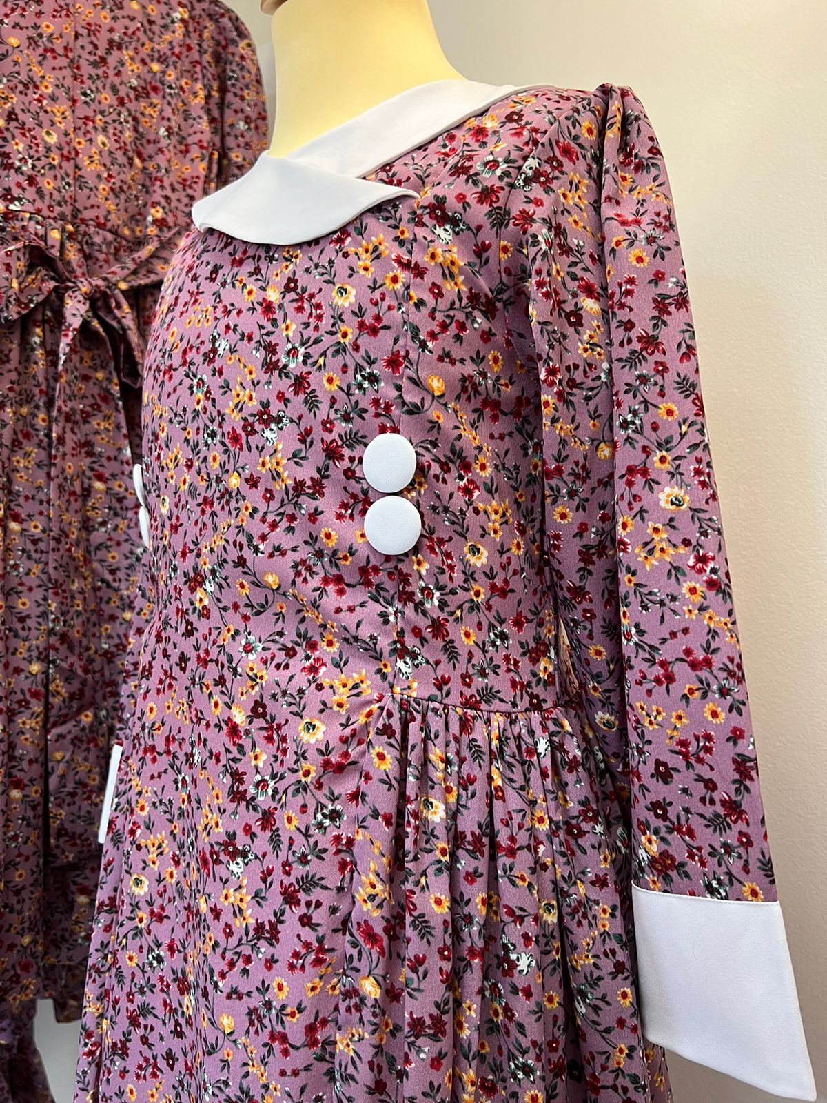 جلابية بنفسجية بياقة بيضاء