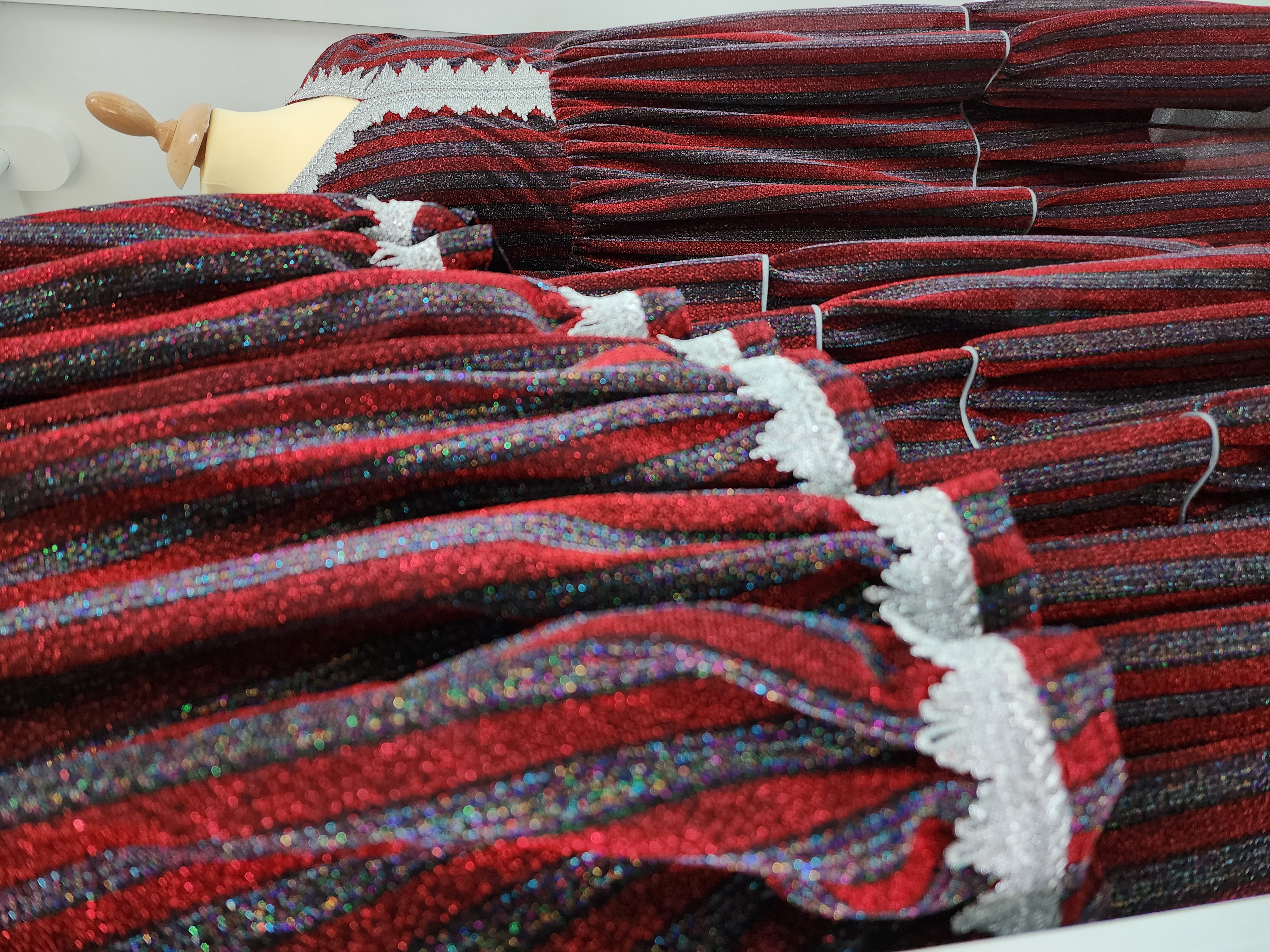 فستان أحمر مخطط