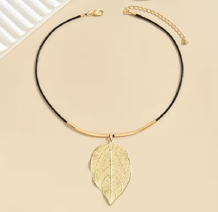 Collar elegante y sofisticado con textura de hoja