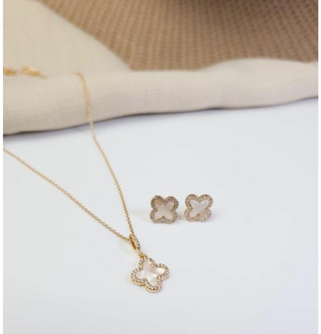 Conjunto de Colar e Brincos Flor