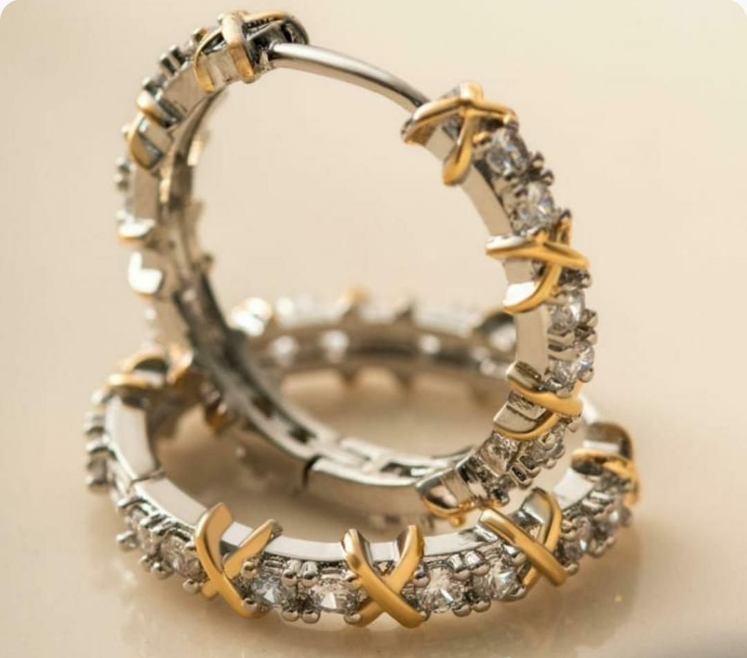 Brincos de argola dourados com strass