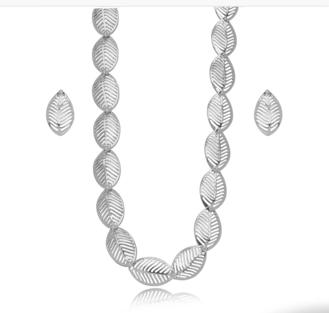Conjunto de colar e brincos folheados a prata