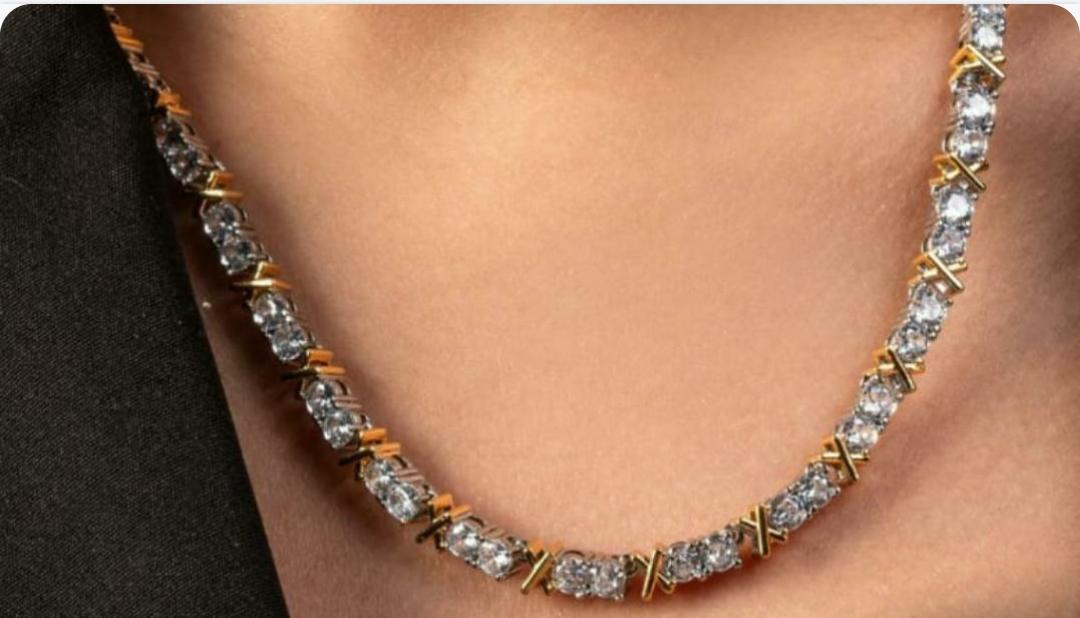 Colar de ouro com diamantes