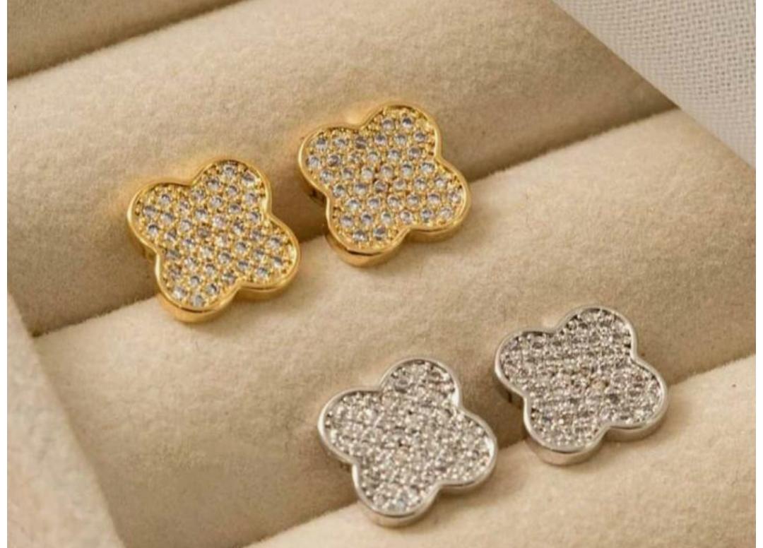 Brincos Flor de Quatro Pétalas