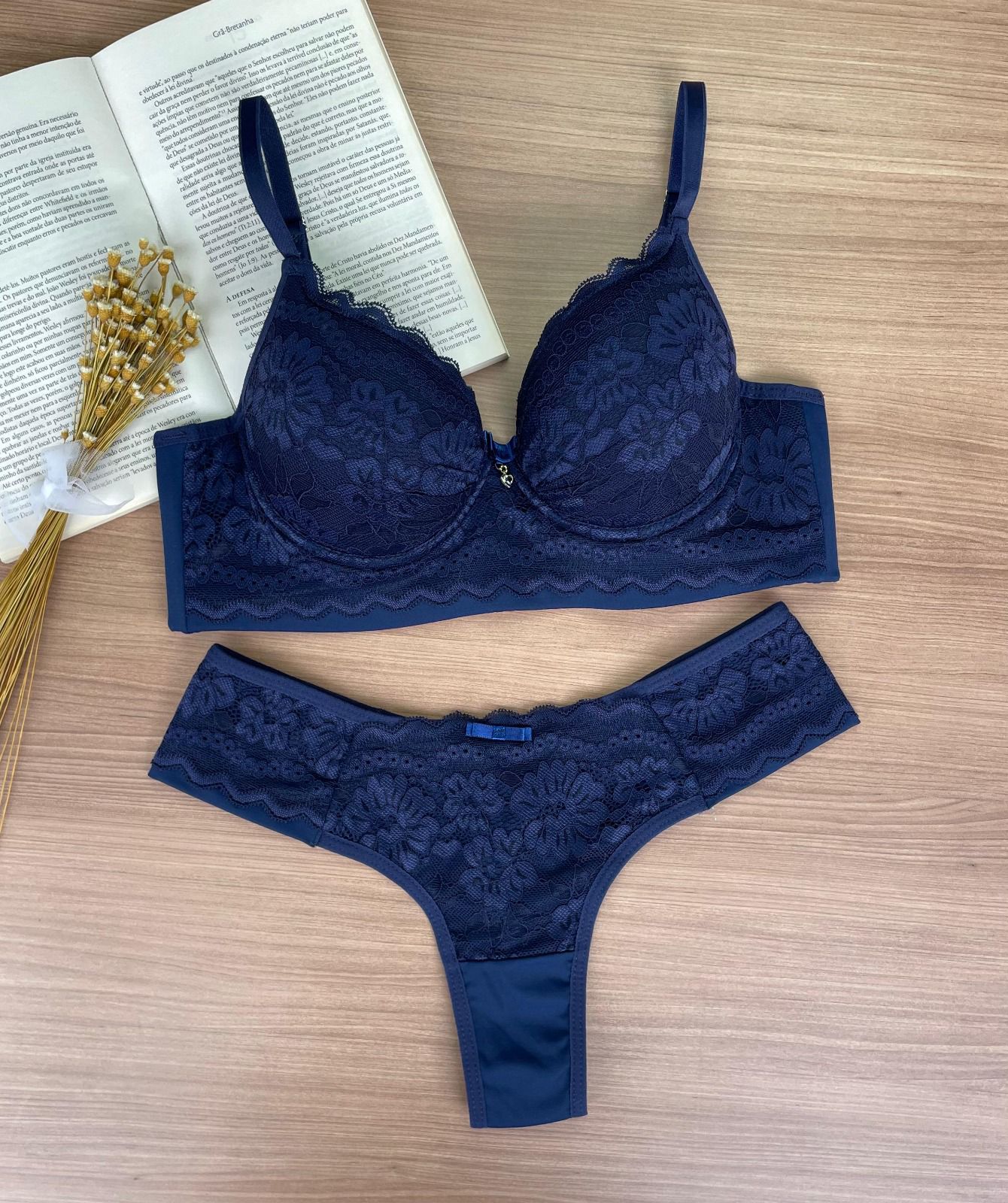 Conjunto de lingerie rendada azul marinho