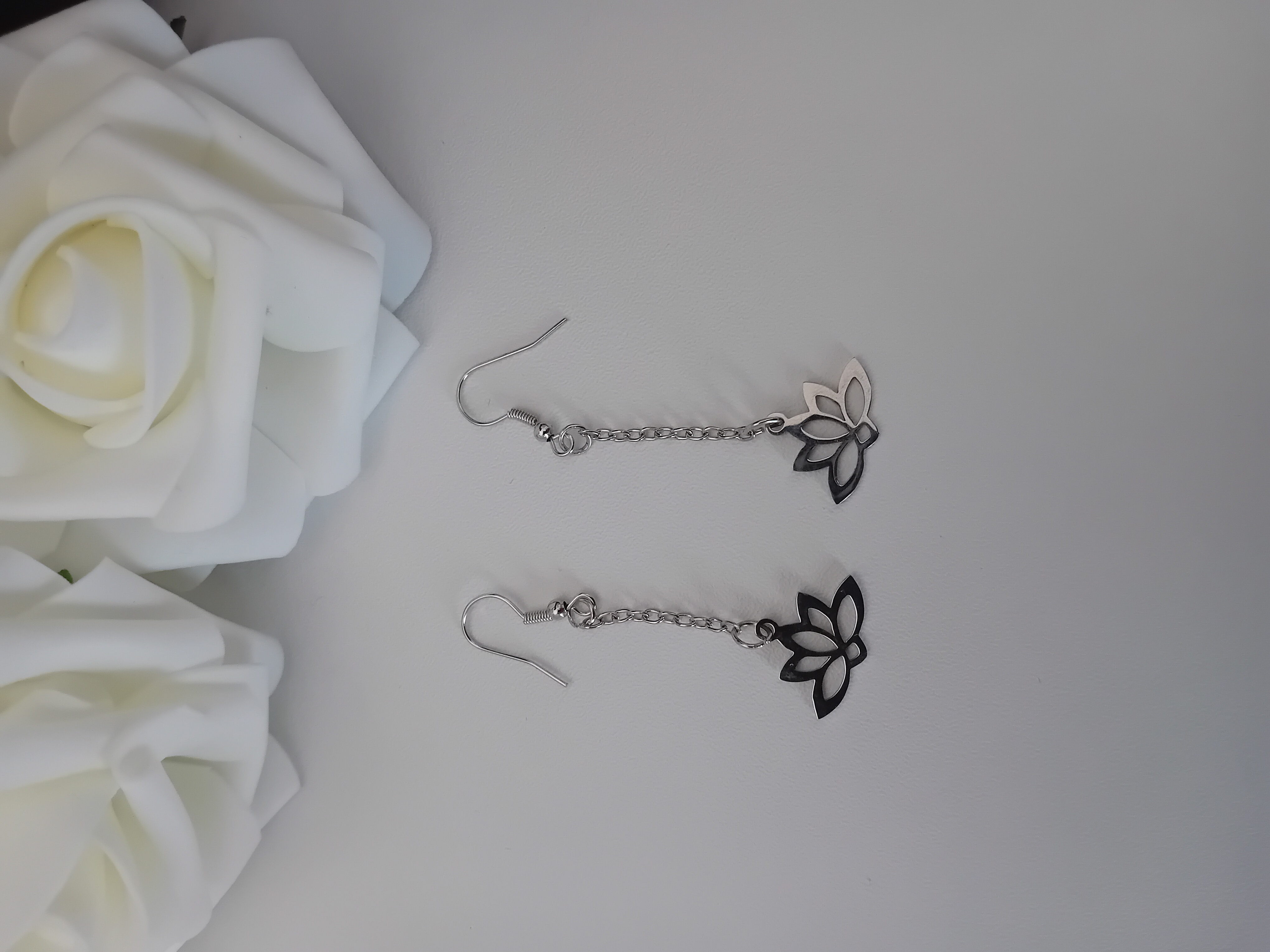 Ensemble collier fleur de lotus et boucle d'oreille fleur de lotus sur chaîne en argent.