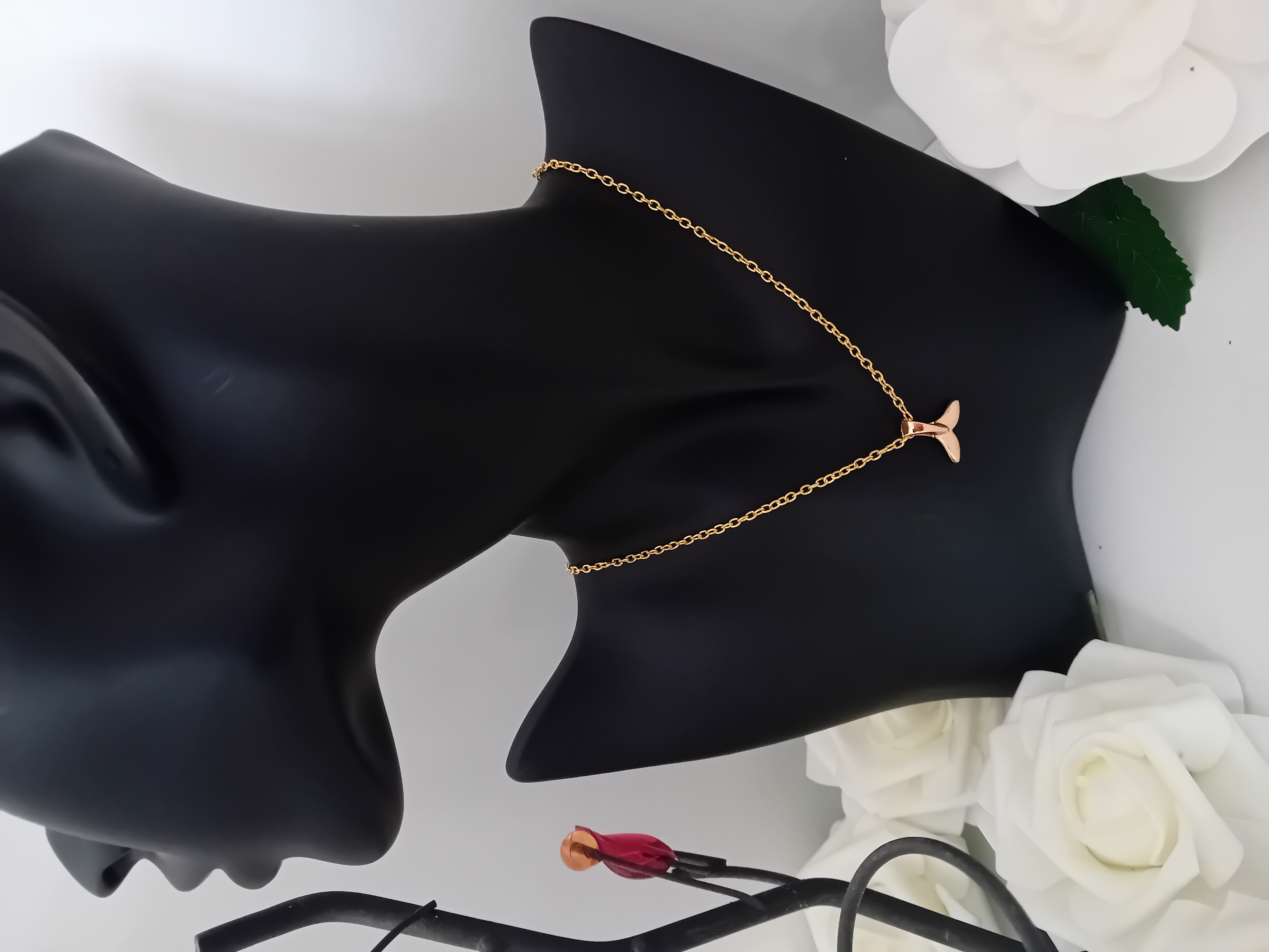 Collier avec pendentif queue de baleine