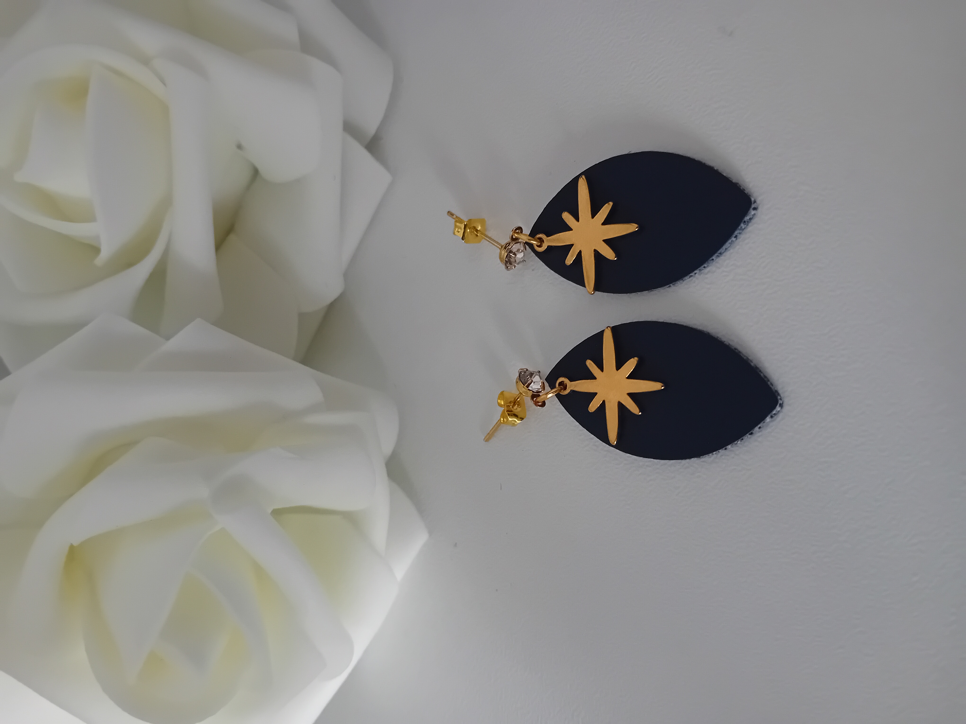 Boucle d'oreille étoile dorée et cuir bleu marine
