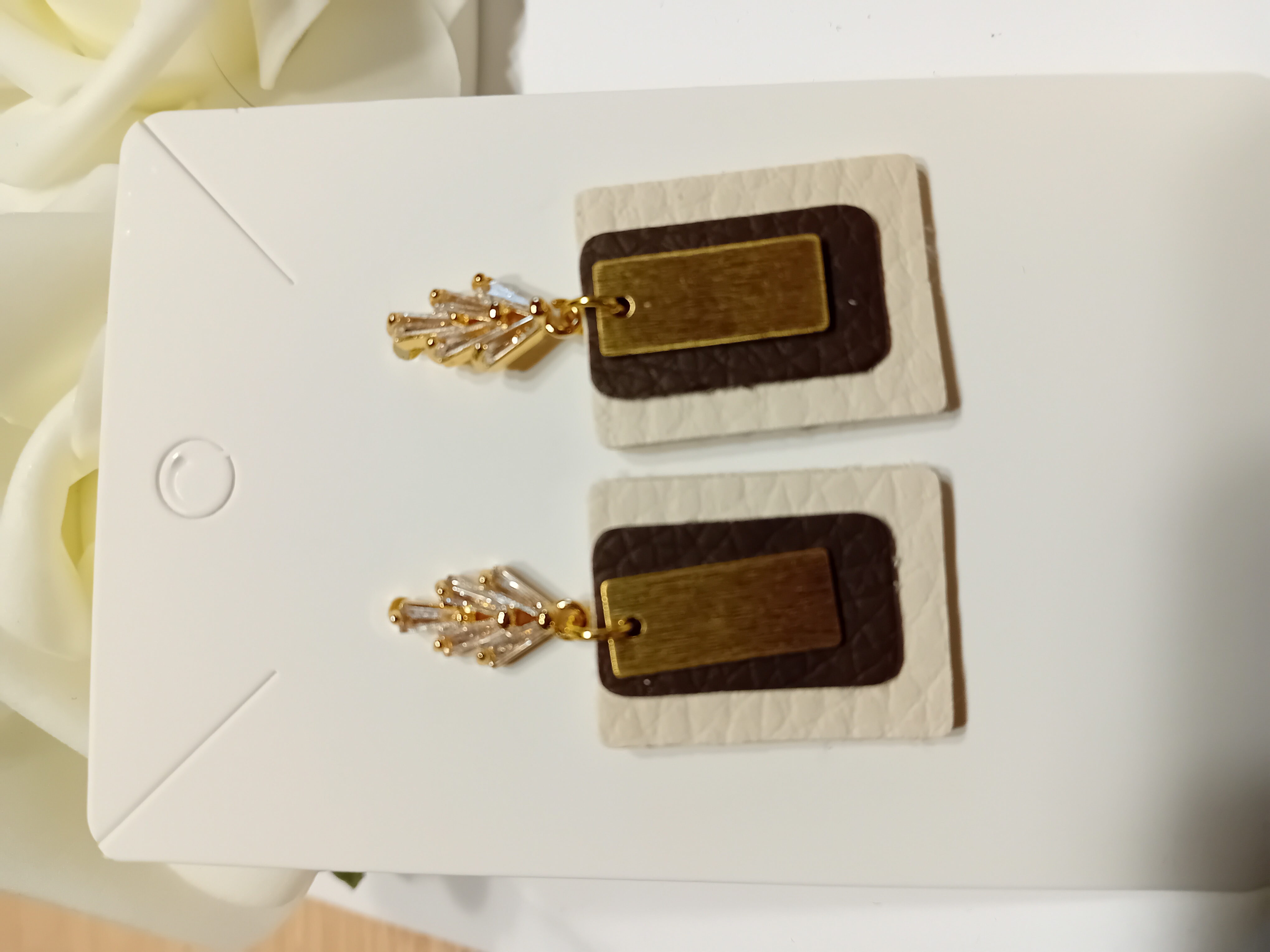 Boucles d'oreilles rectangulaires en cuir blanc et marron et une plaque dorée