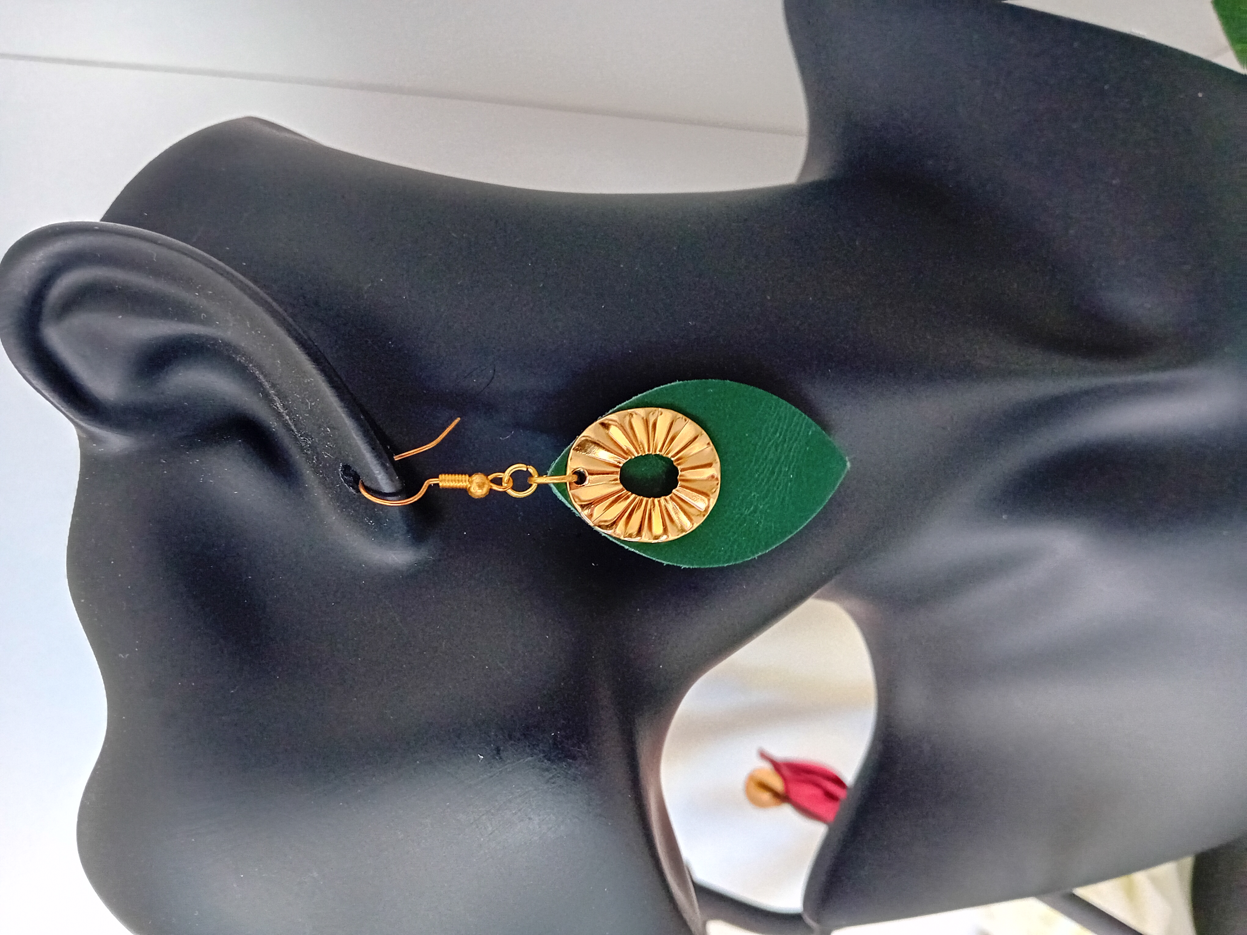 Boucles d'oreilles larme en cuir vert et son anneau martelé doré