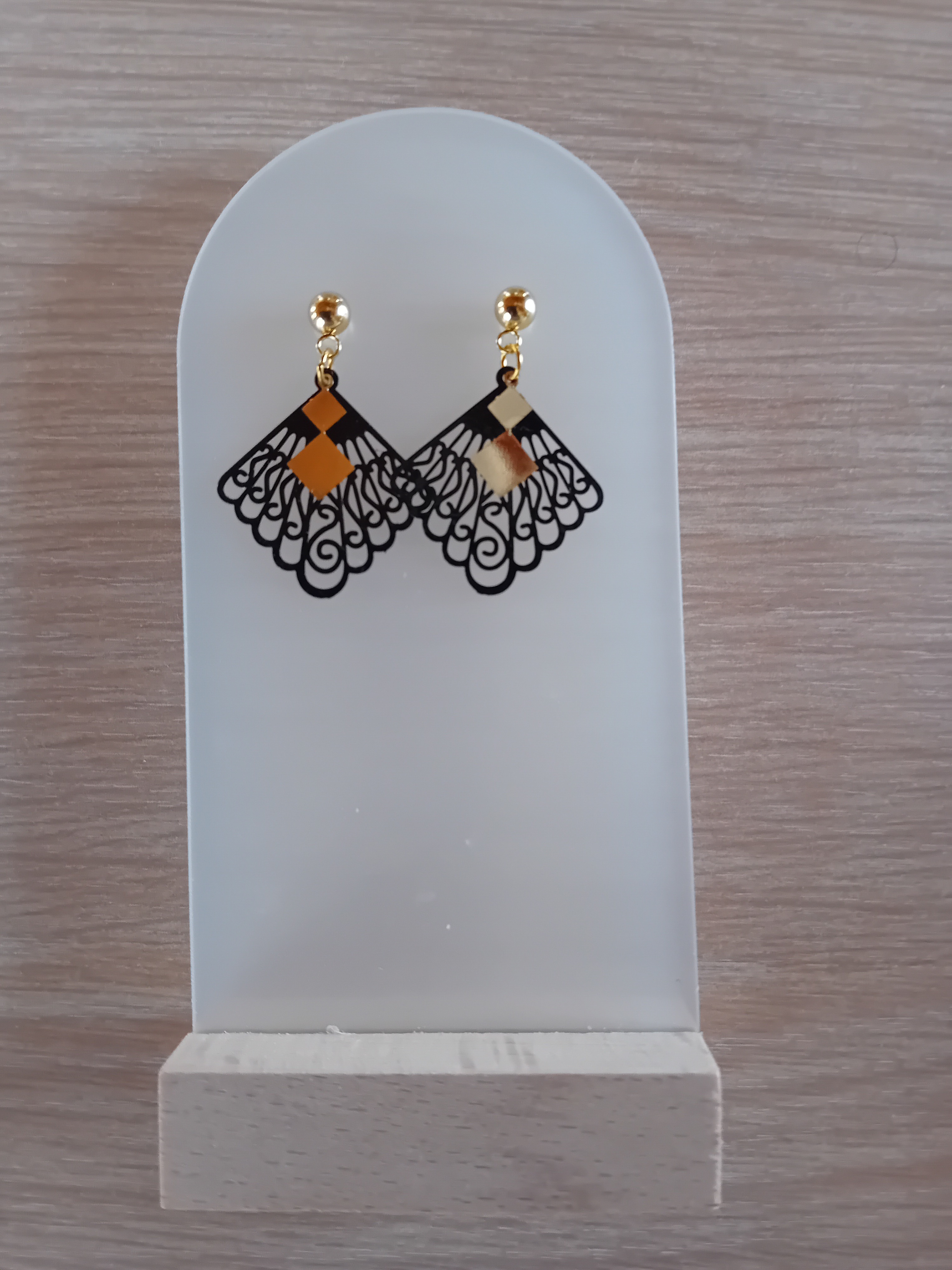 Boucles d'oreilles en dentelle noire avec des losanges accrochés. Elégance et originalité