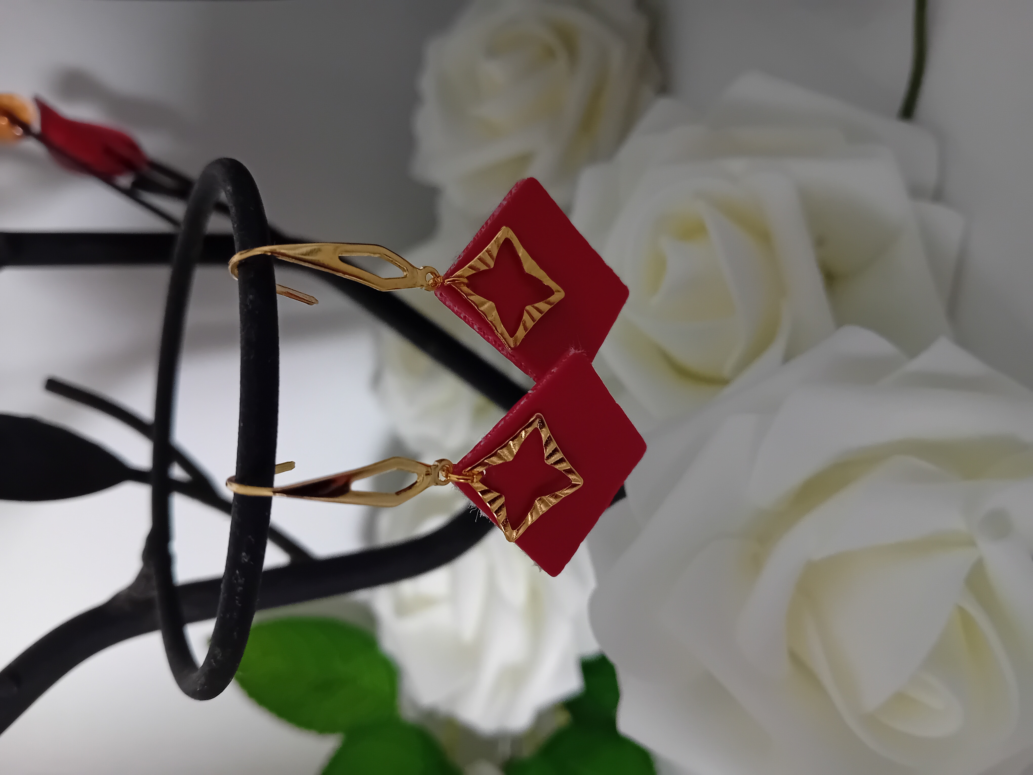 Boucle d'oreille dorée carrée et cuir rouge