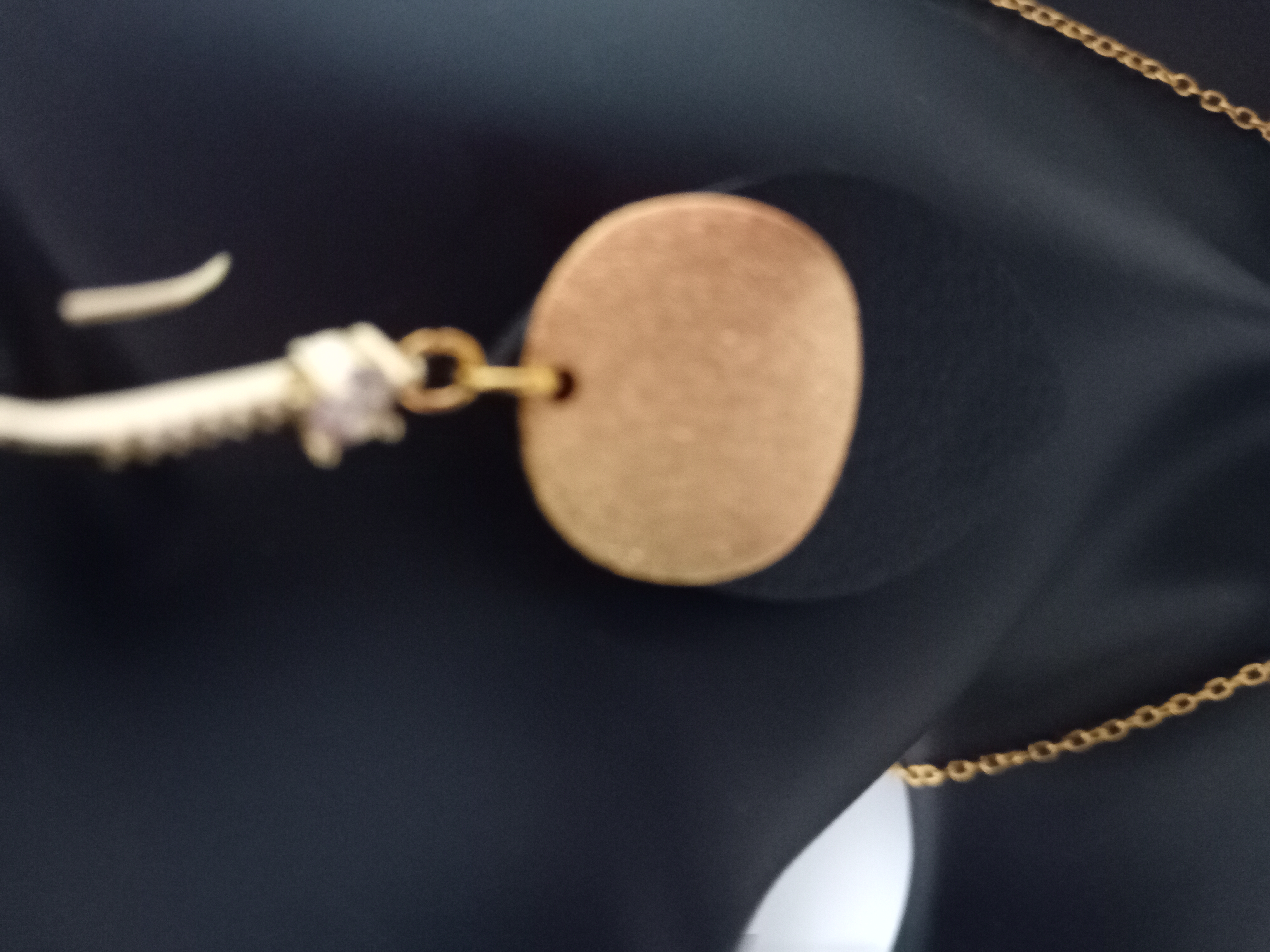 Boucle d’oreille dorée élégante en cuir noir