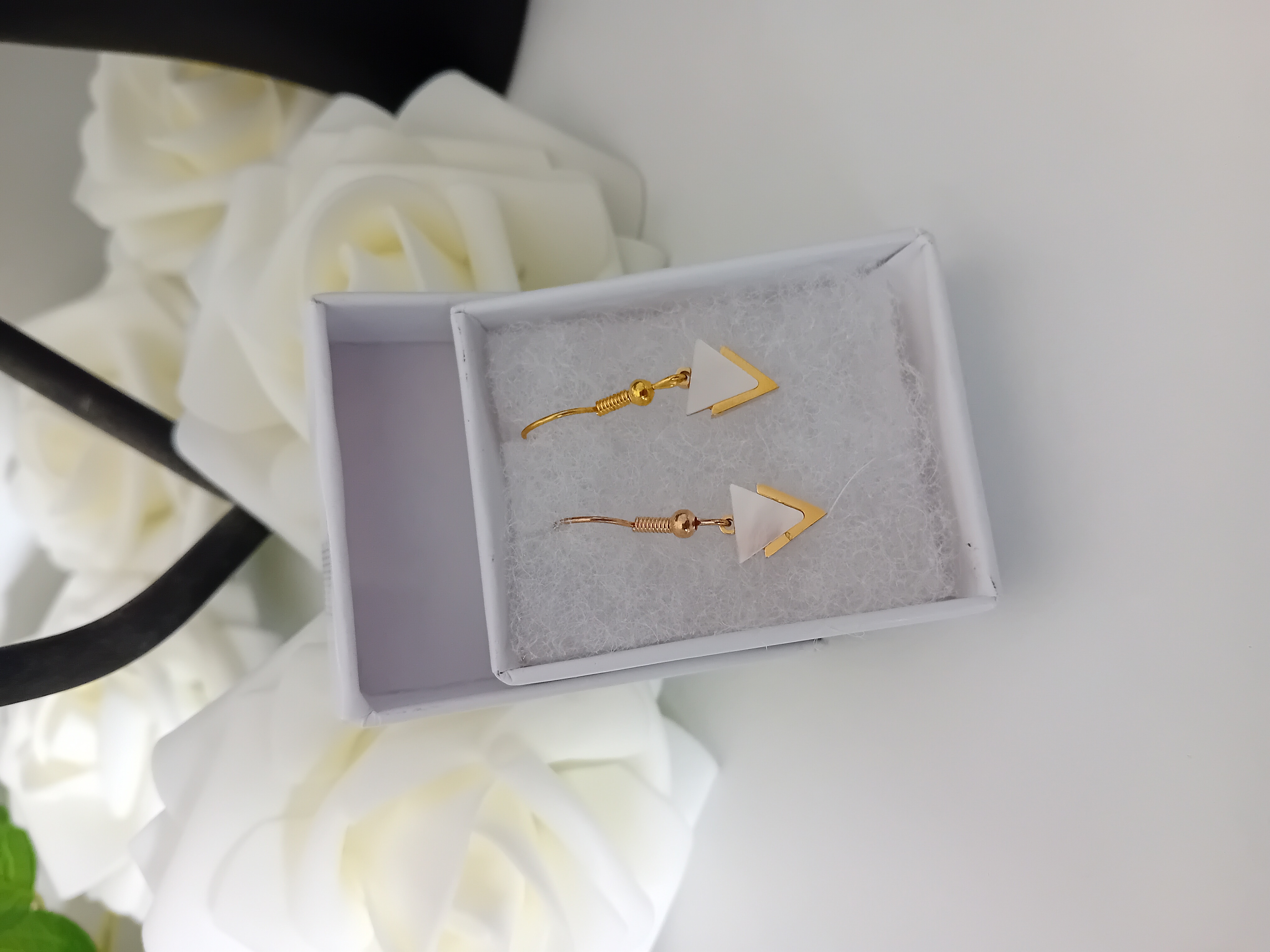 Boucles d'oreilles géométriques. Elégance minimaliste en forme de triangle 