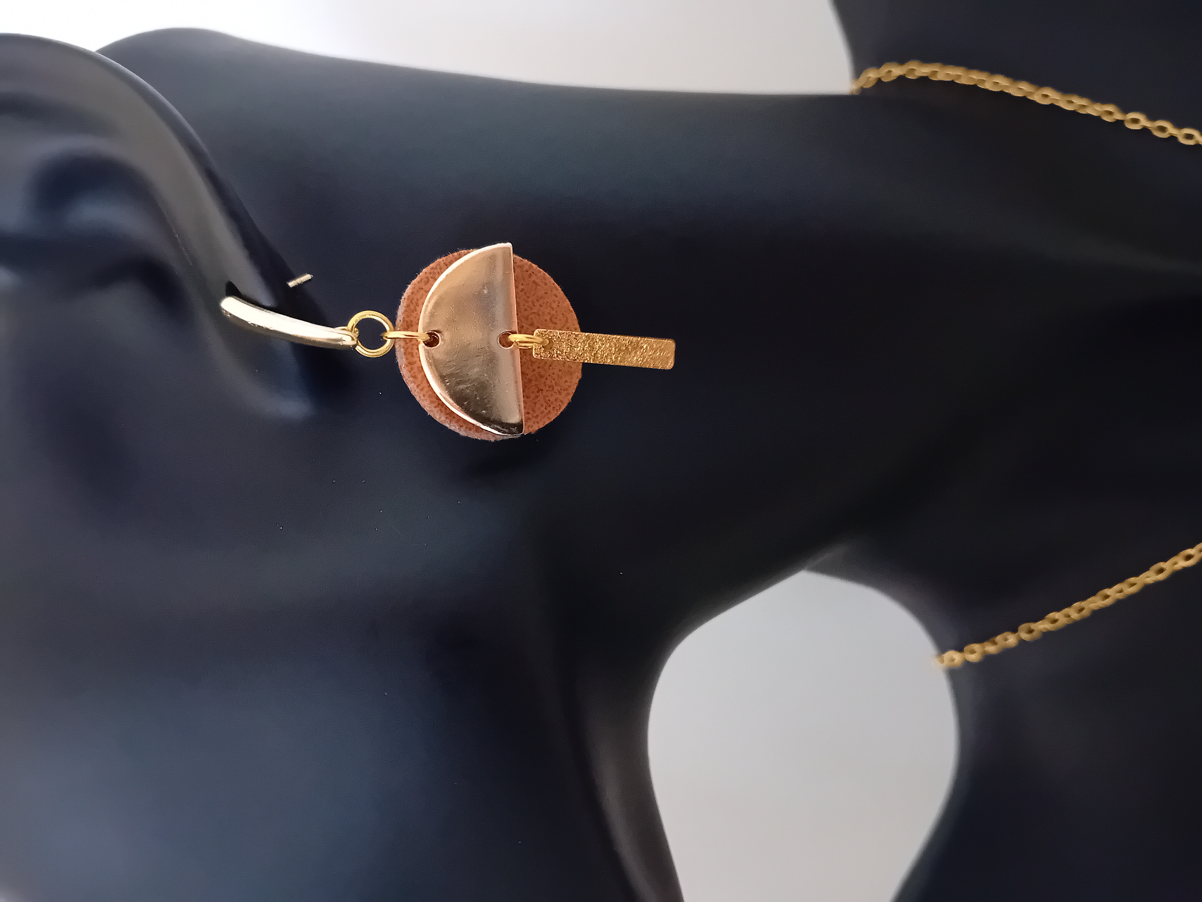 Boucle d'oreille élégante en or et cuir