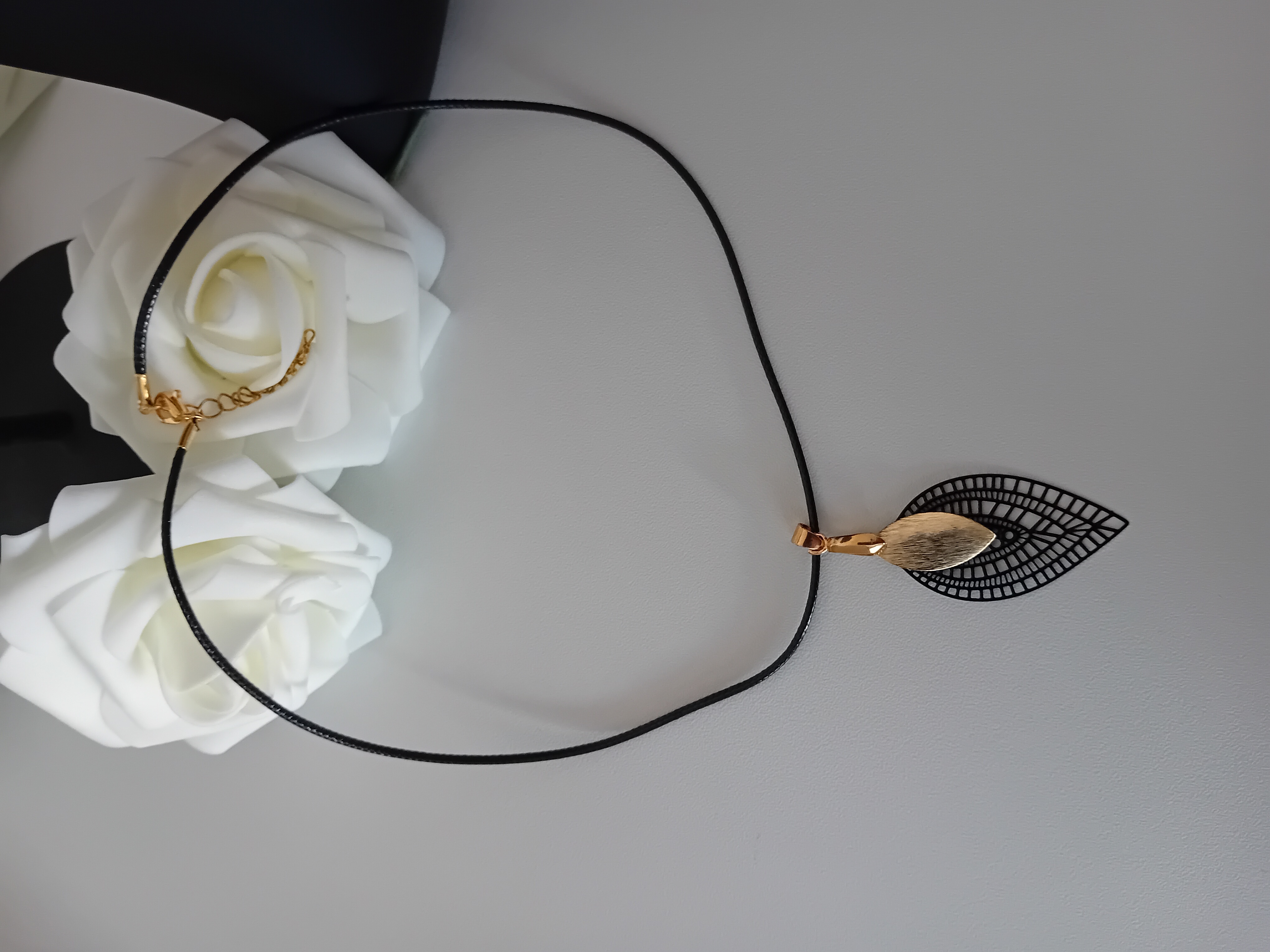 Ensemble : collier et boucles d’oreilles noirs et dorés tout en élégance et raffinement