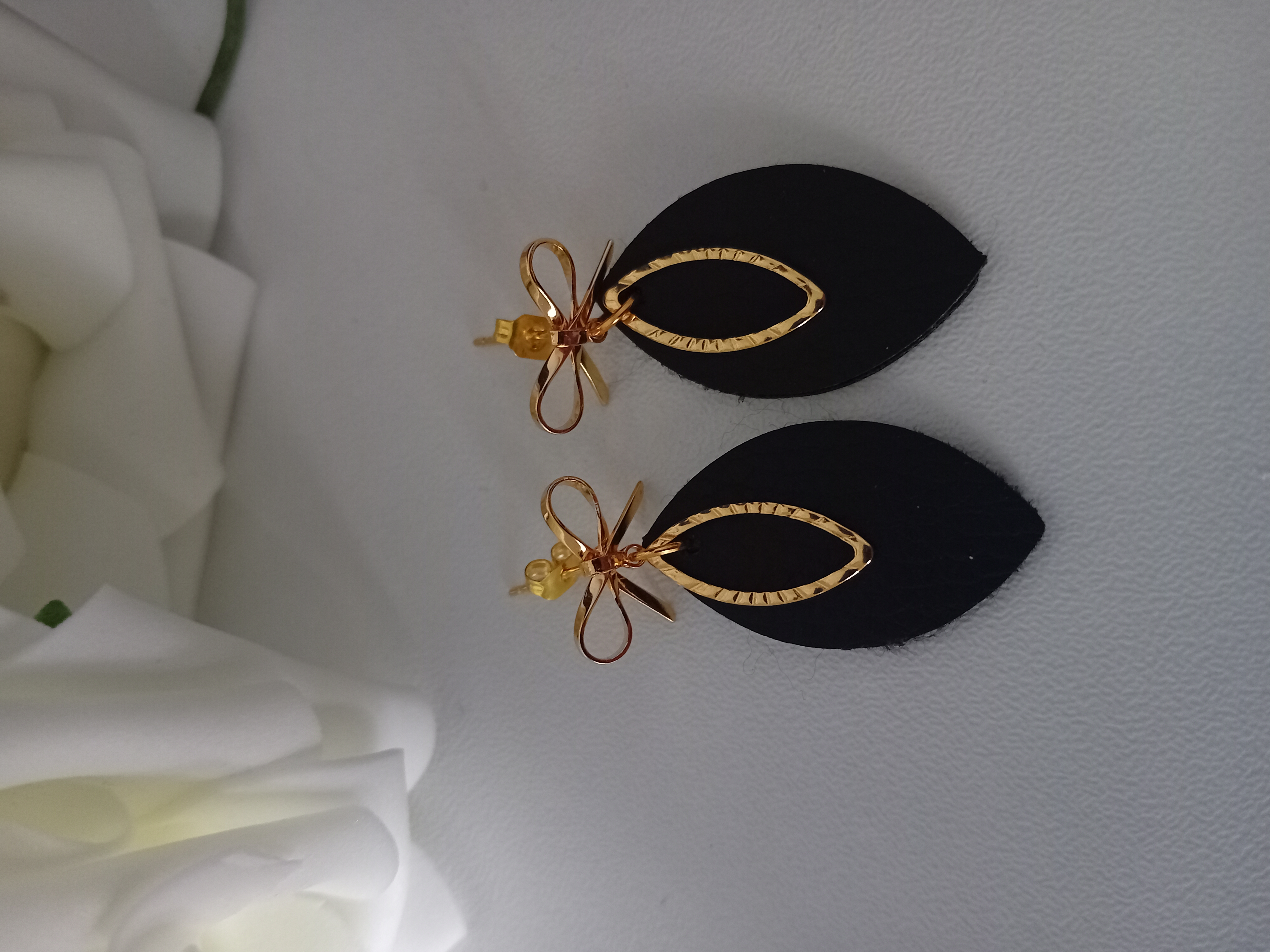 Boucles d'oreilles en forme de nœud. Bijou élégant en doré pour sublimer vos oreilles.