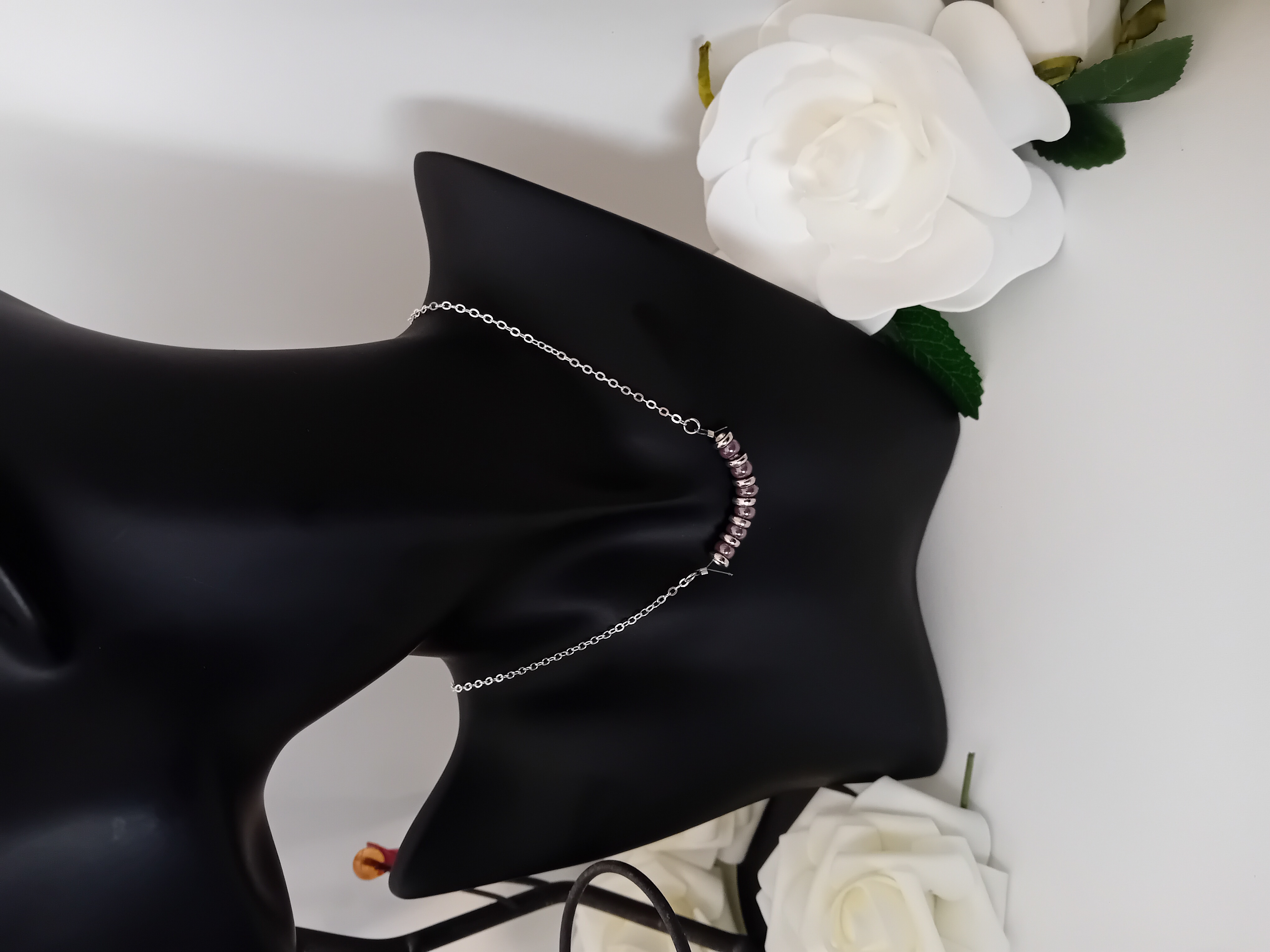 Collier en argent avec des perles violettes. Bijou élégant pour toutes les occasions.