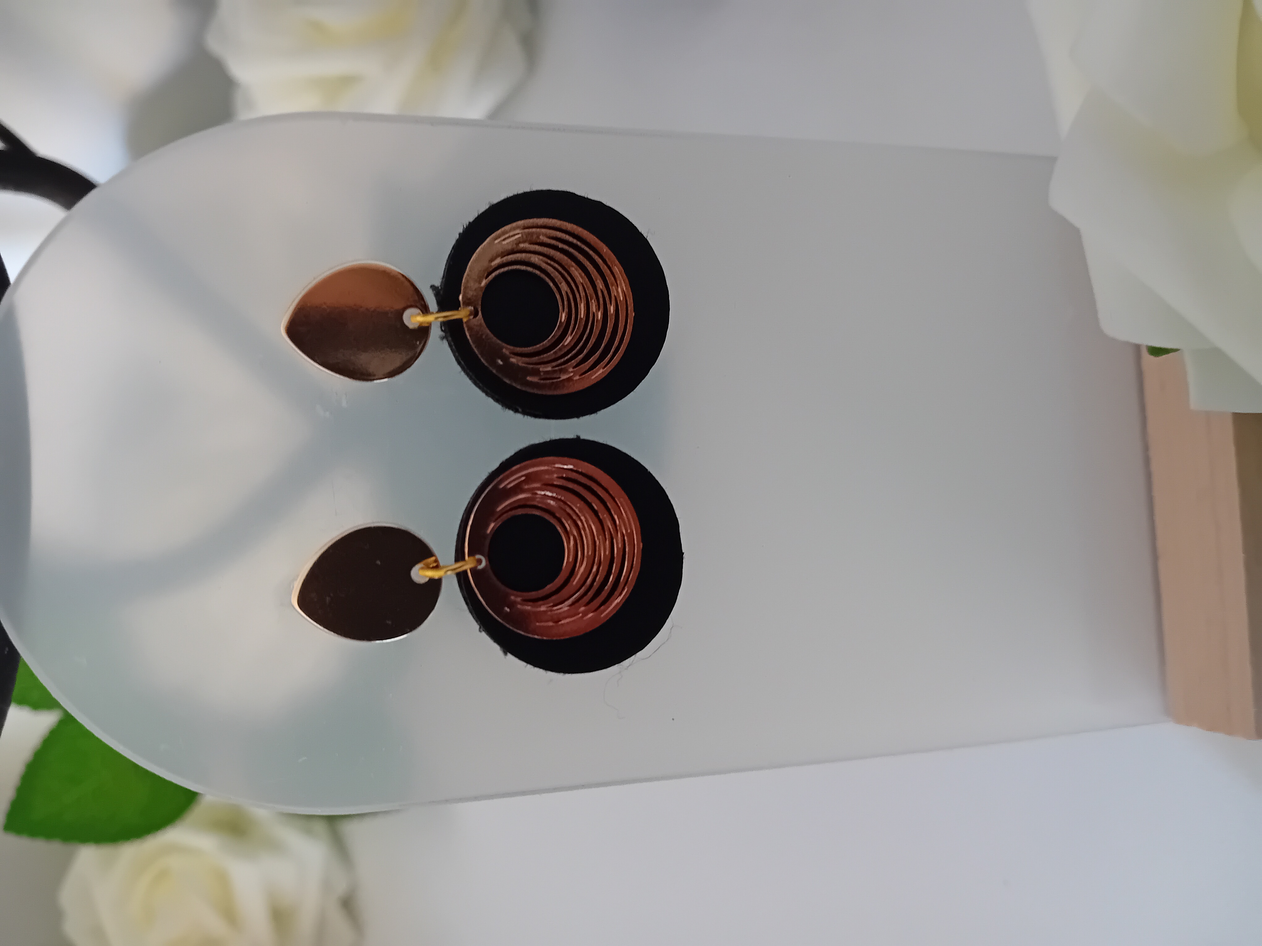 Boucles d'oreilles modernes en cuir noir