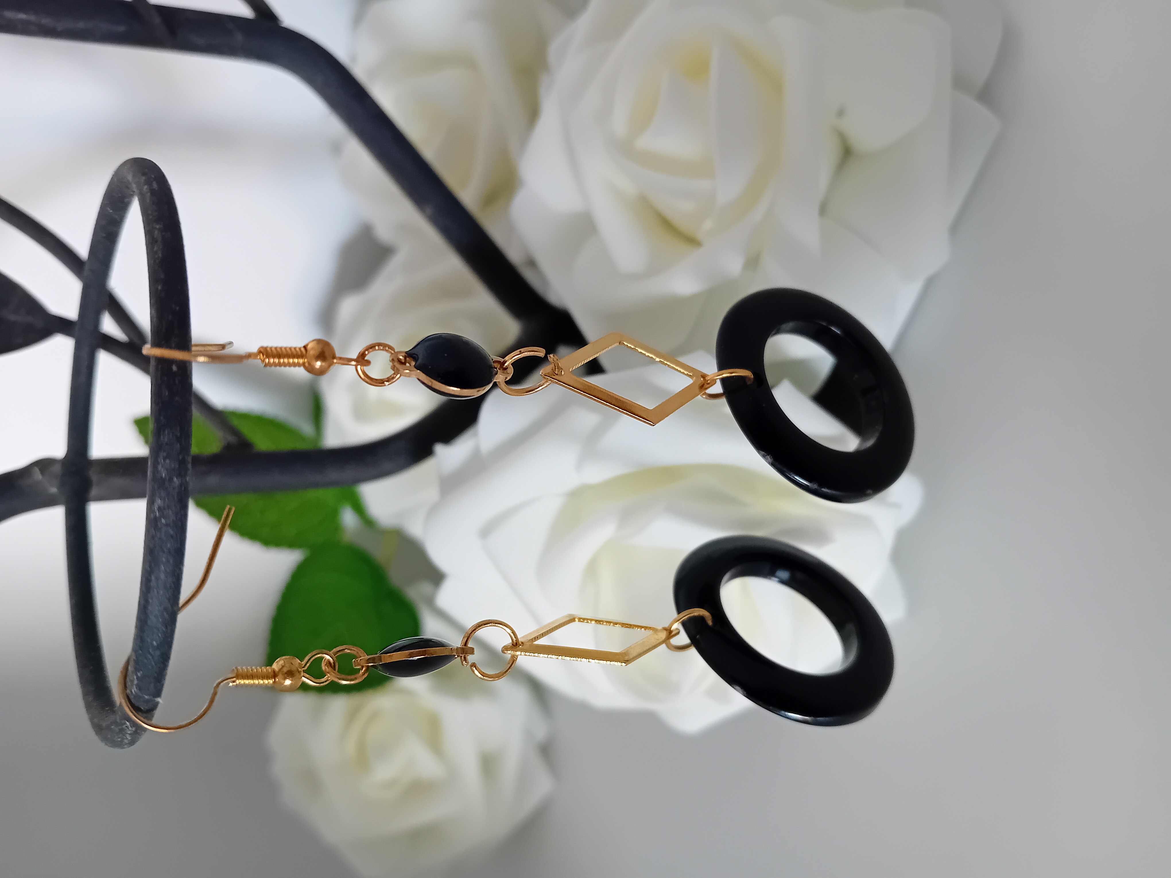 Boucles d'oreilles élégantes en noir et or