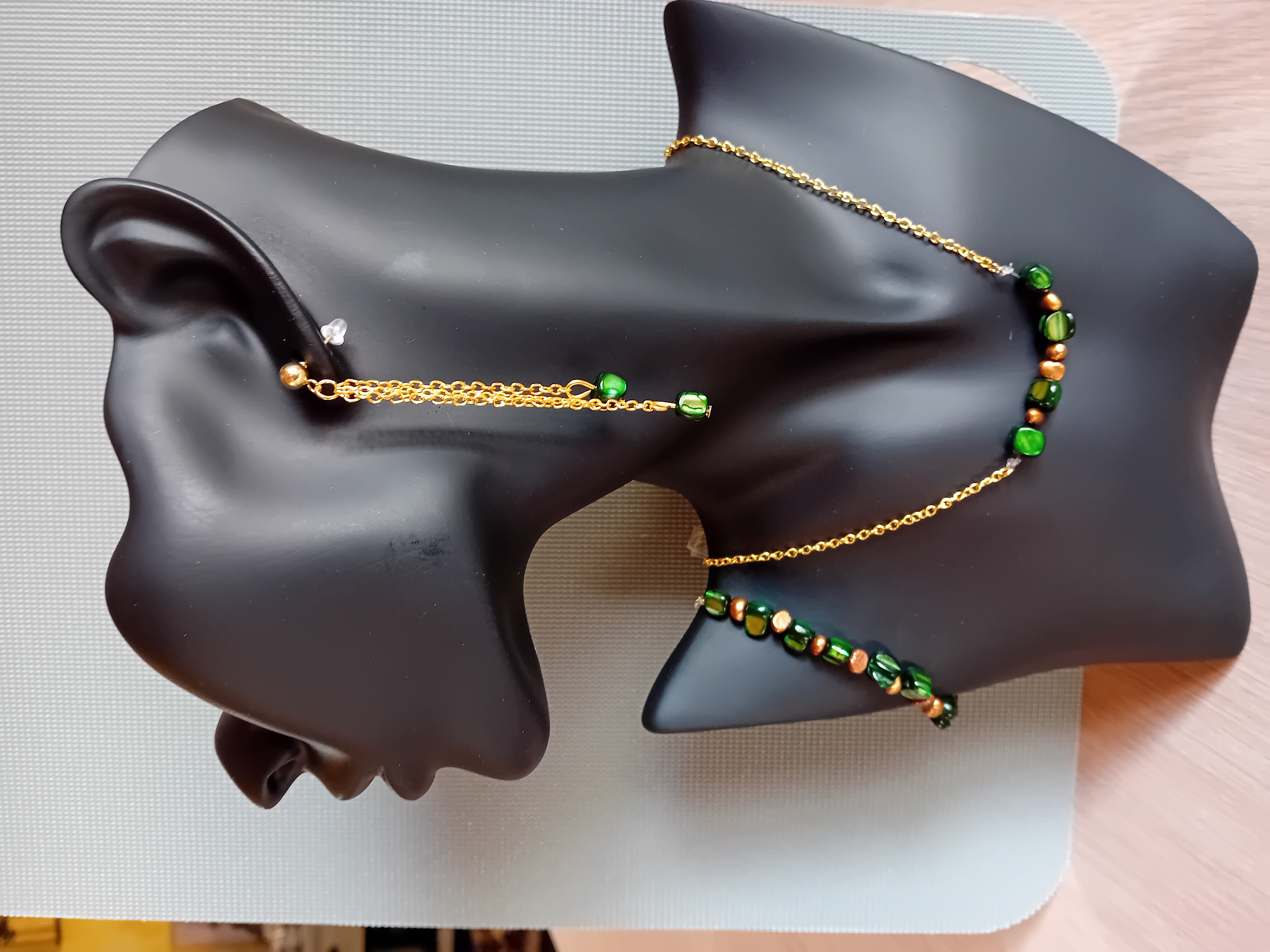 Collier en perles vertes Malatite et dorées. Bijou artisanal