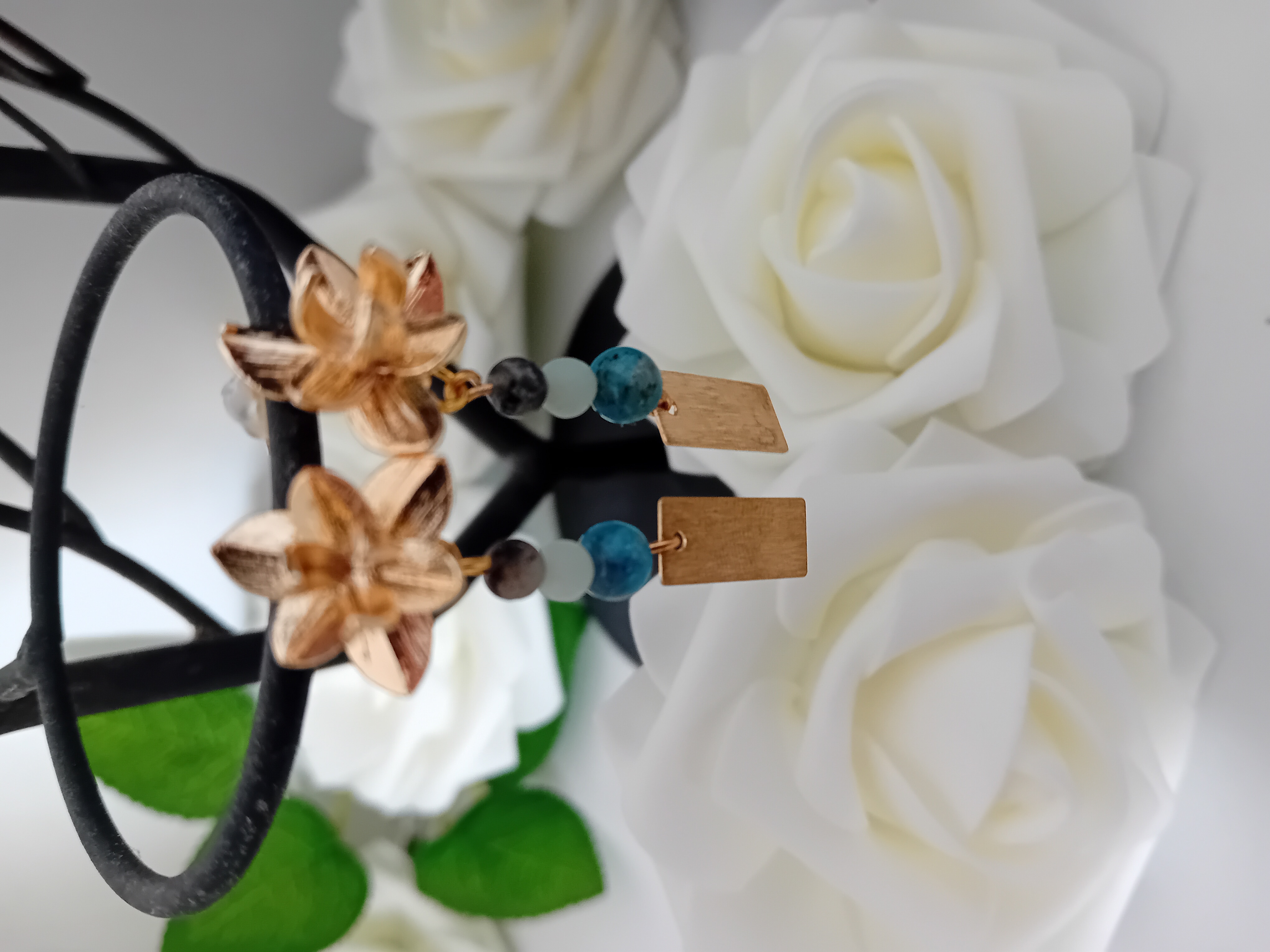 Boucles d’oreilles fleur dorée avec une élégance grâce à ses perles bleues et transparentes.