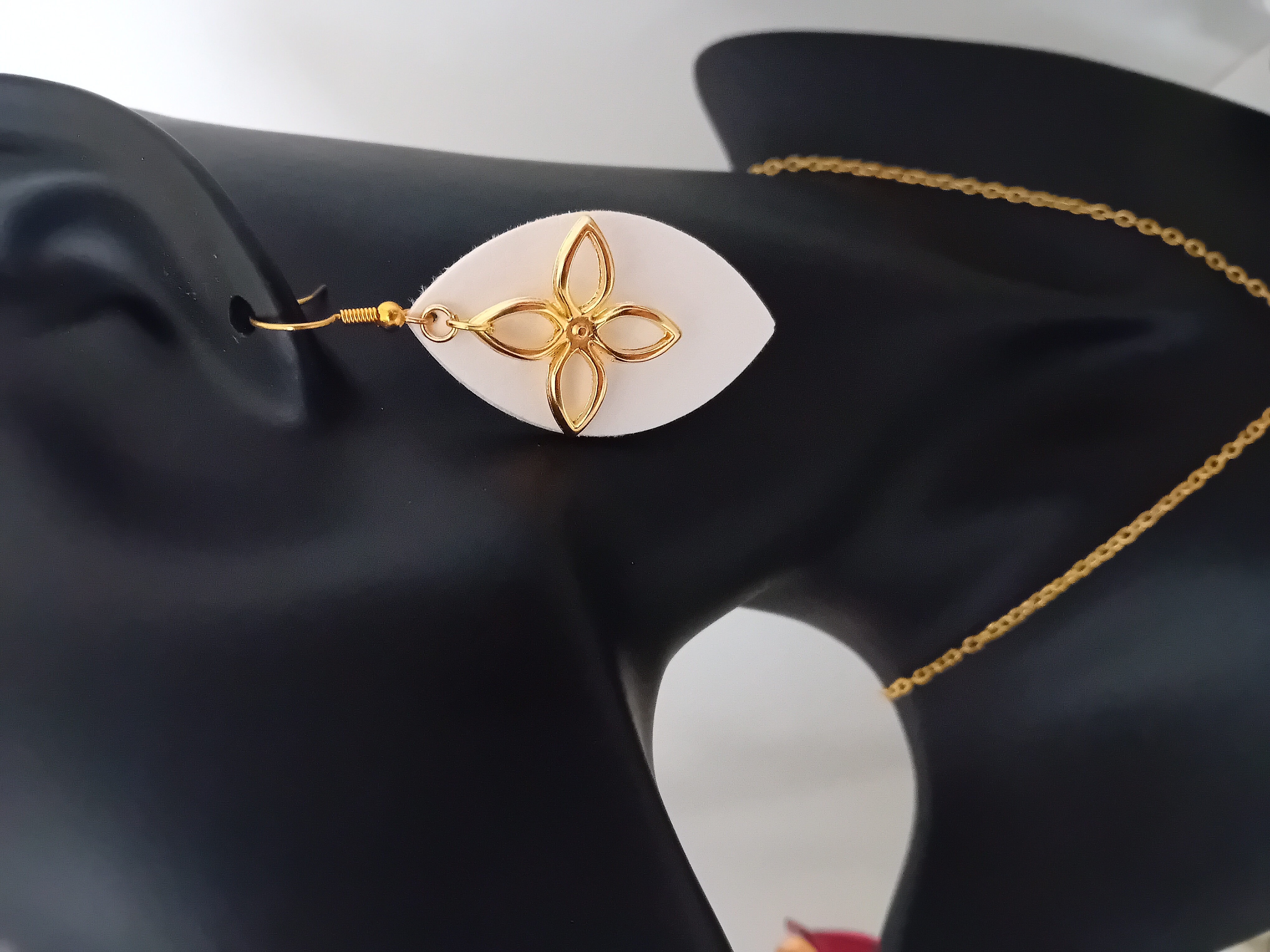 Boucles d'oreilles feuille dorée et cuir blanc 